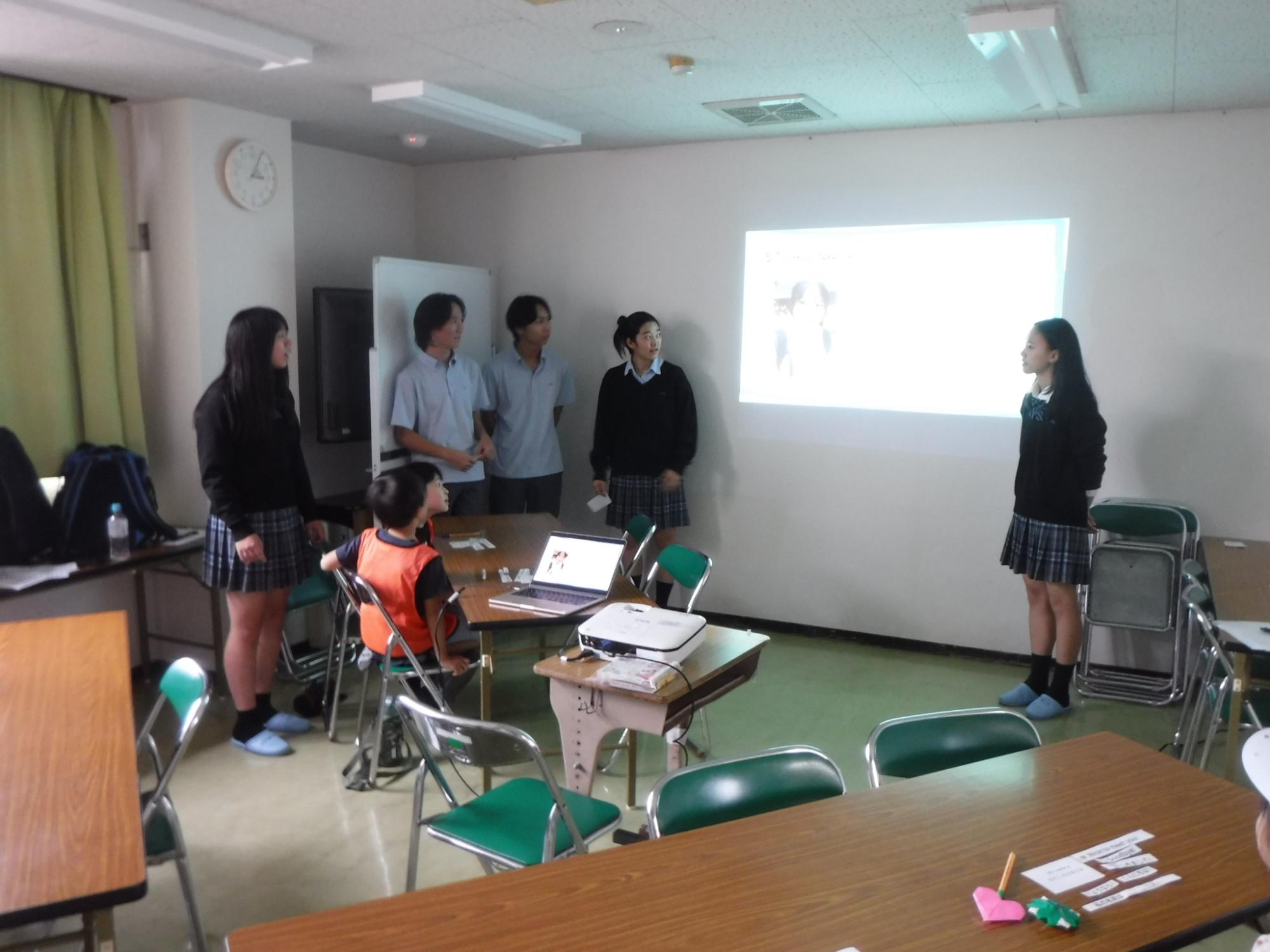 高校生のお話しを聞いている子どもの様子