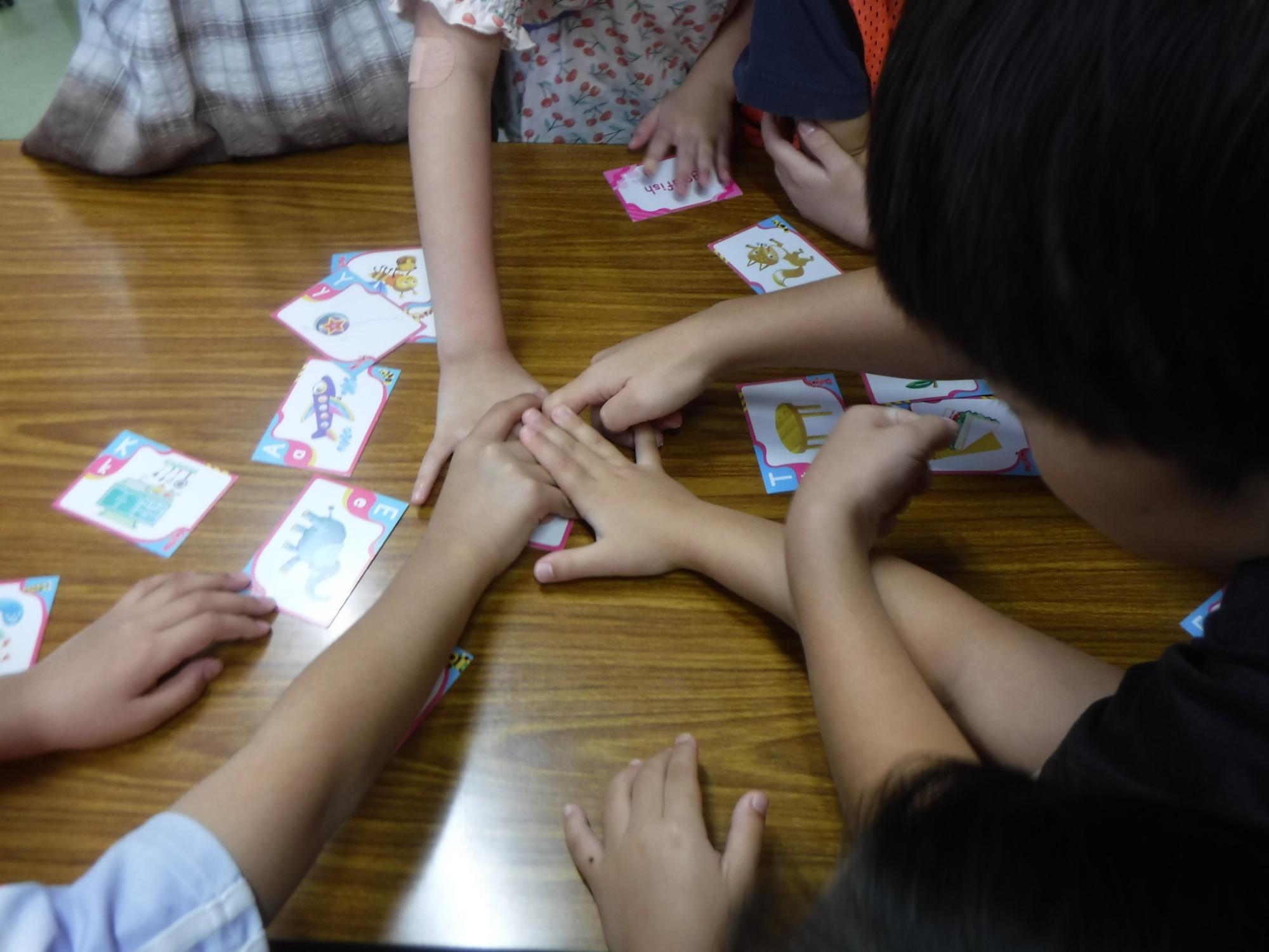 英語カルタをする子どもたちの写真
