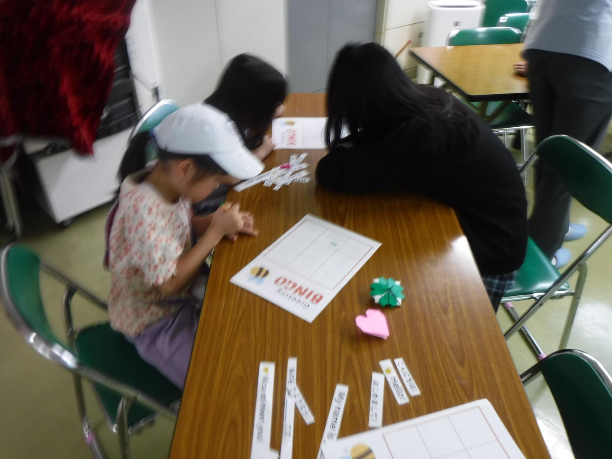 英語ビンゴをする子どもたちの写真