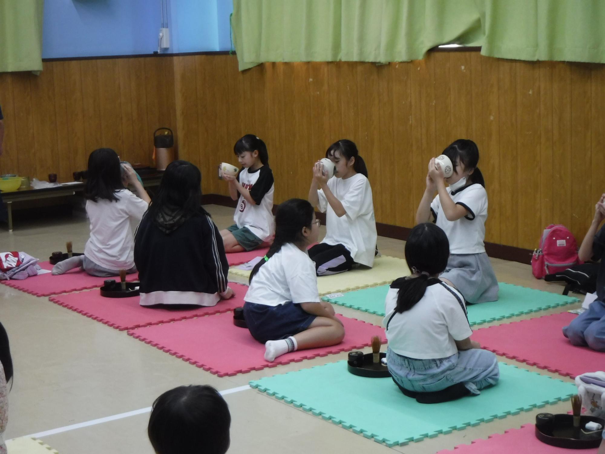 お茶を立てる子どもの写真