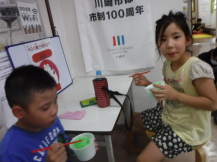 男の子と女の子が座ってかき氷を食べている写真