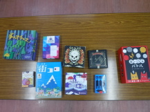 いろんな種類のボードゲームの箱が机に並べてある写真