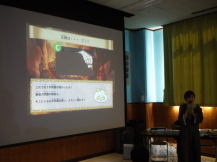 スクリーンに映った画像を見ながら、講師の方が説明している写真
