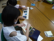机で資料を見ながら工作をしている写真