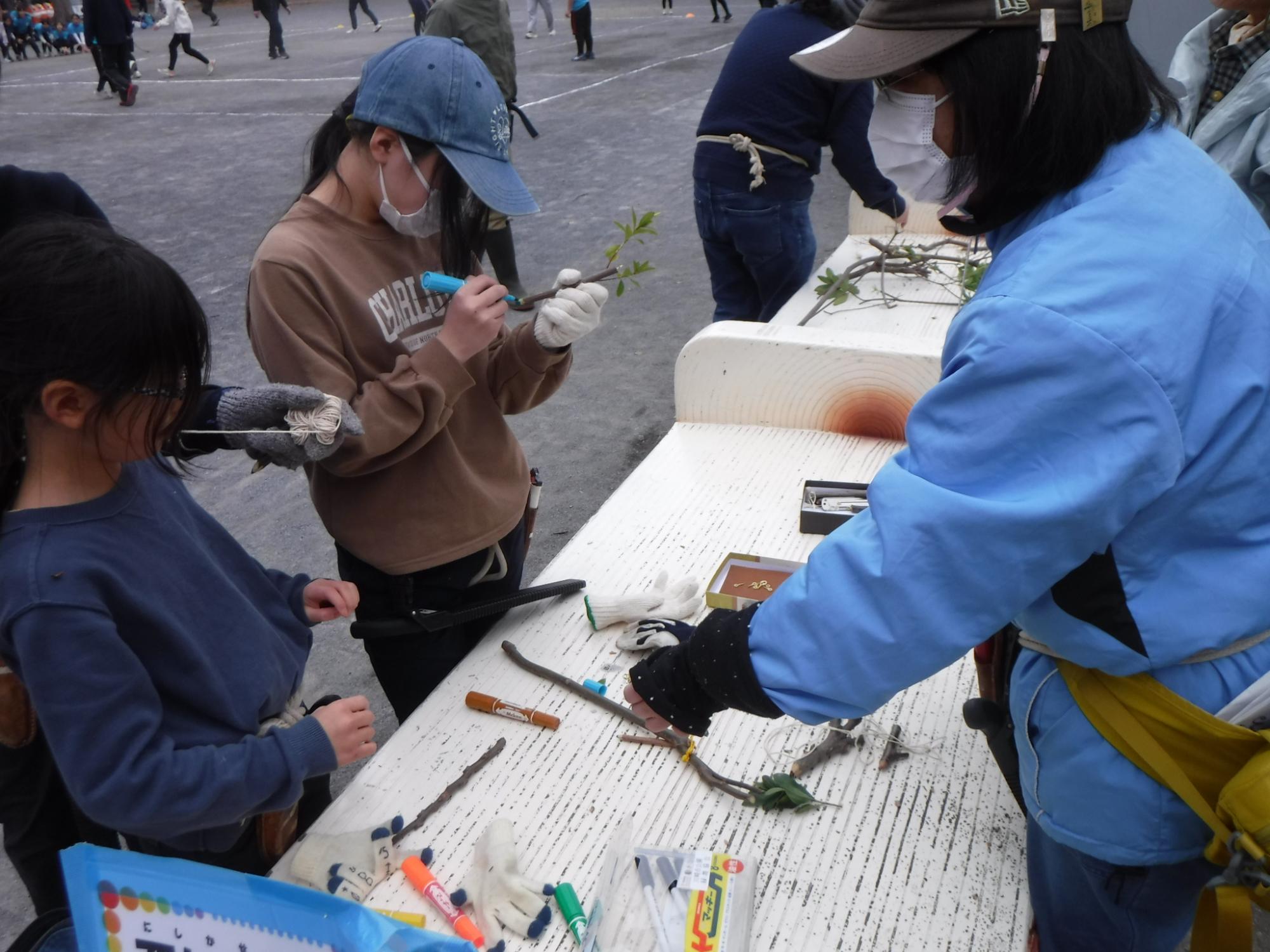切った枝で工作をする様子