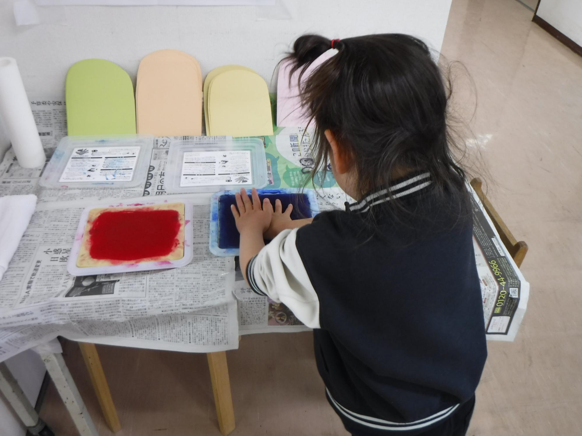 手のひらにインクを着けている様子