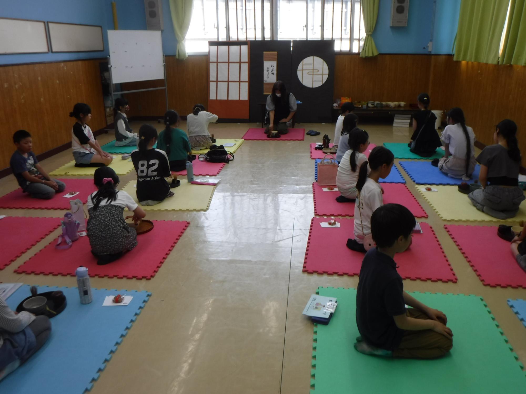 お茶をたてている子どもたち
