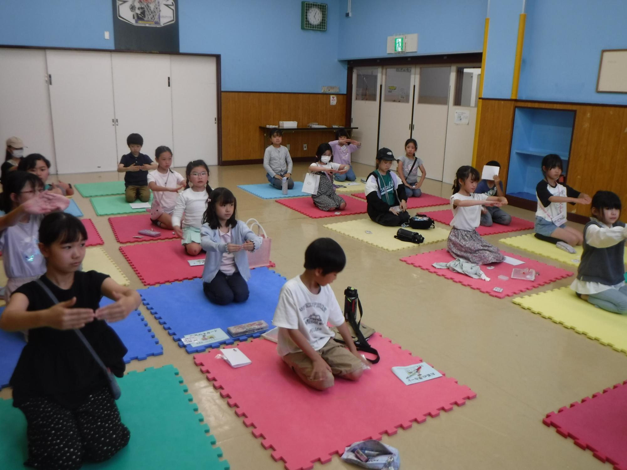 先生のお手本を見ながらお作法を学んでいる写真