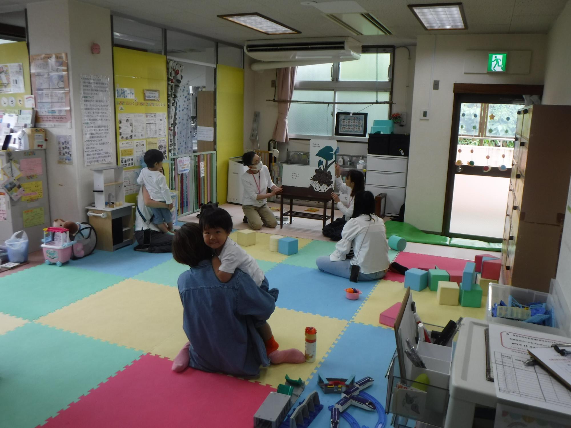 聞き入っている親子の様子
