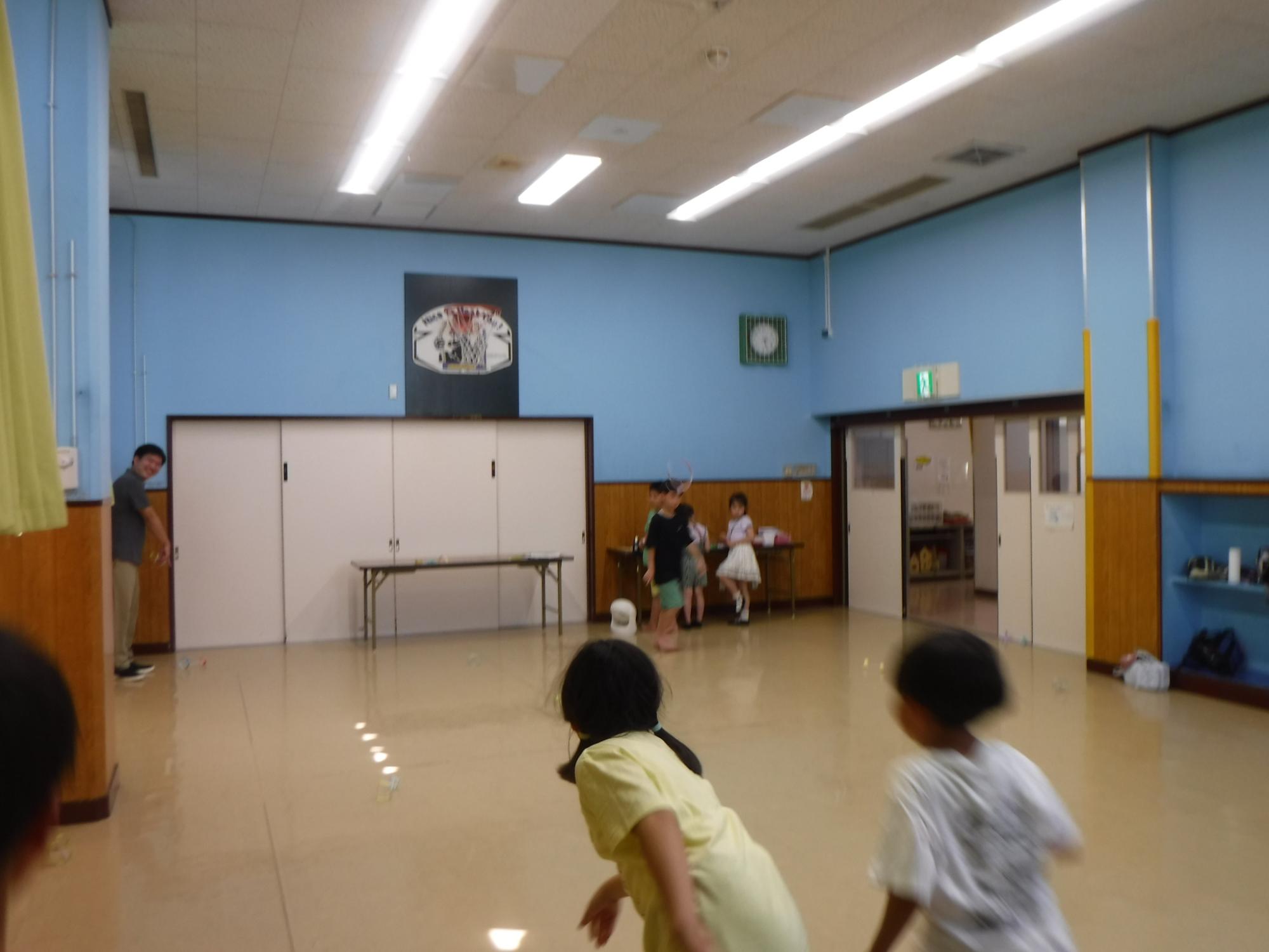 すごく飛ぶ！と喜んでいる子どもの写真
