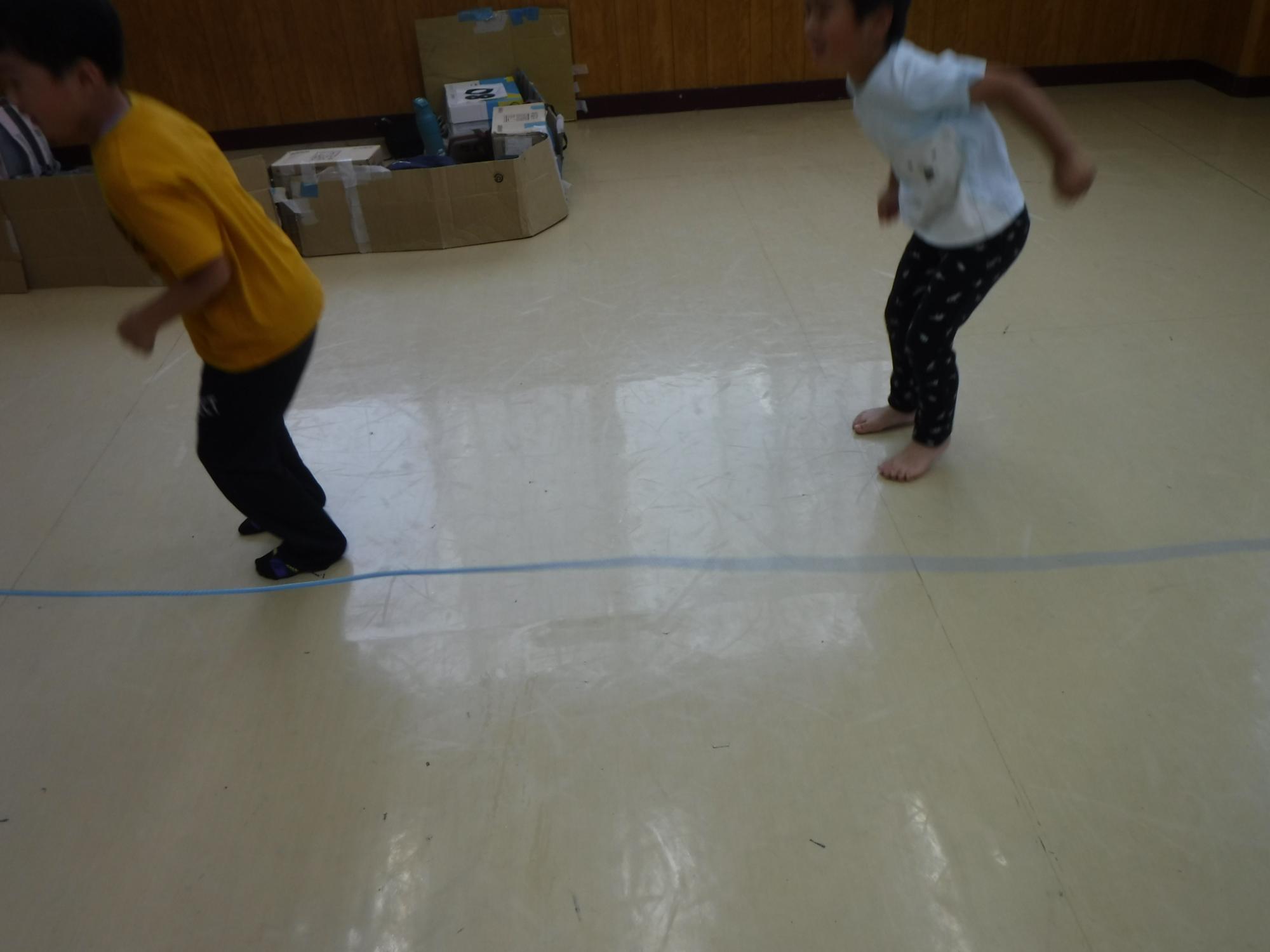 息を合わせて一緒に飛んでいる様子