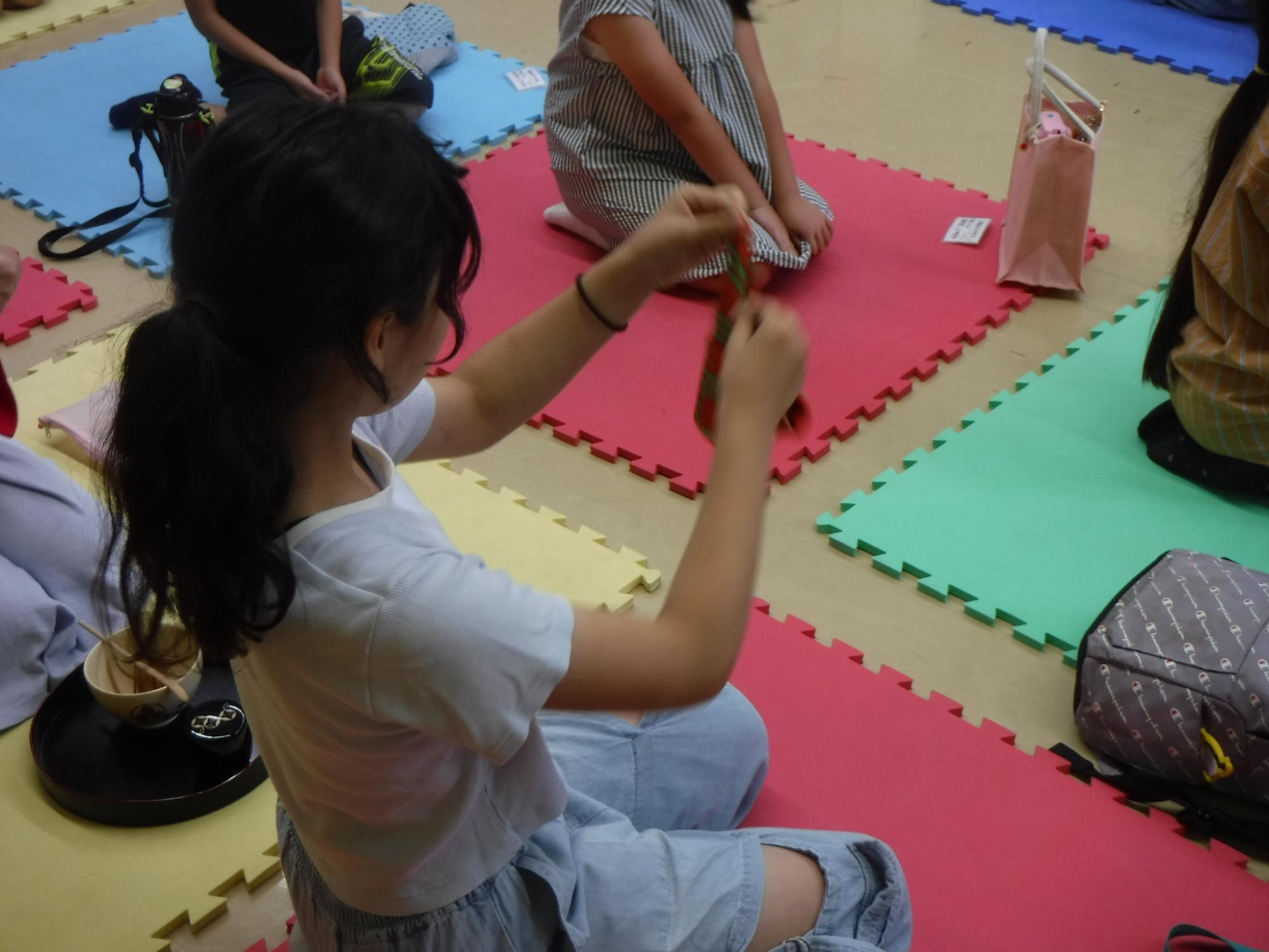 手慣れた手つきでふくさをたたむ様子