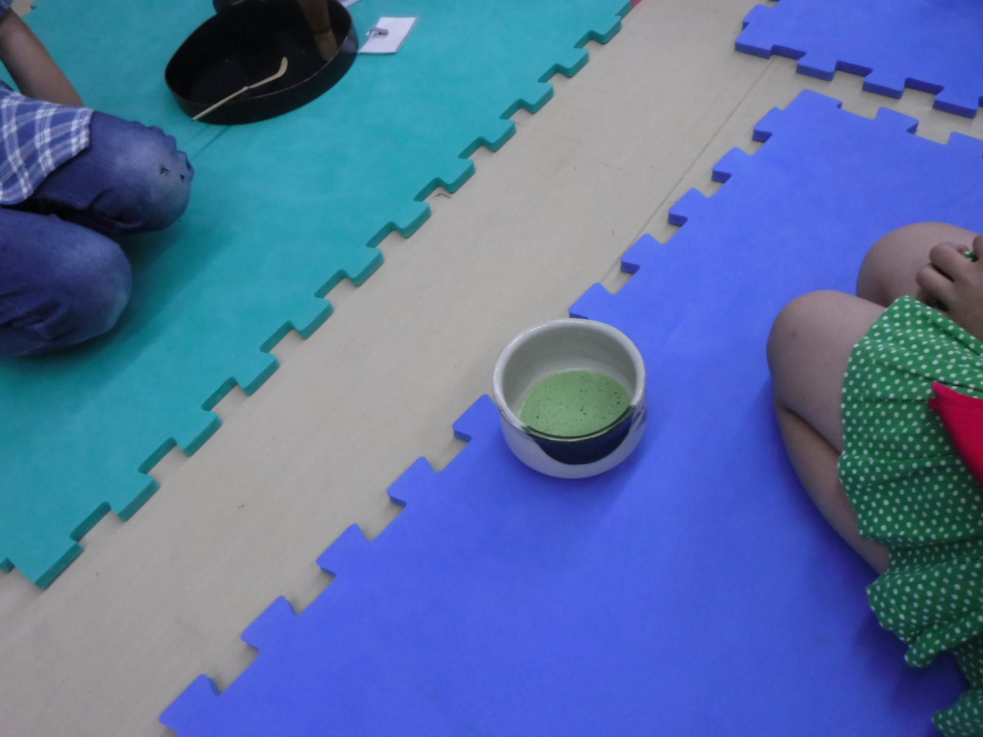 今年度新メンバーの子どもも上手にお茶をたてられている様子