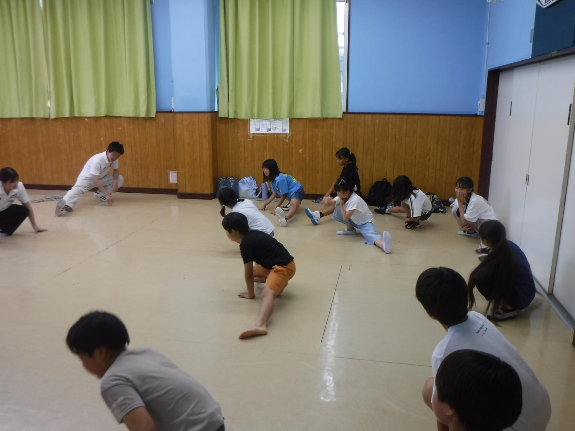 みんなで準備運動をしている写真