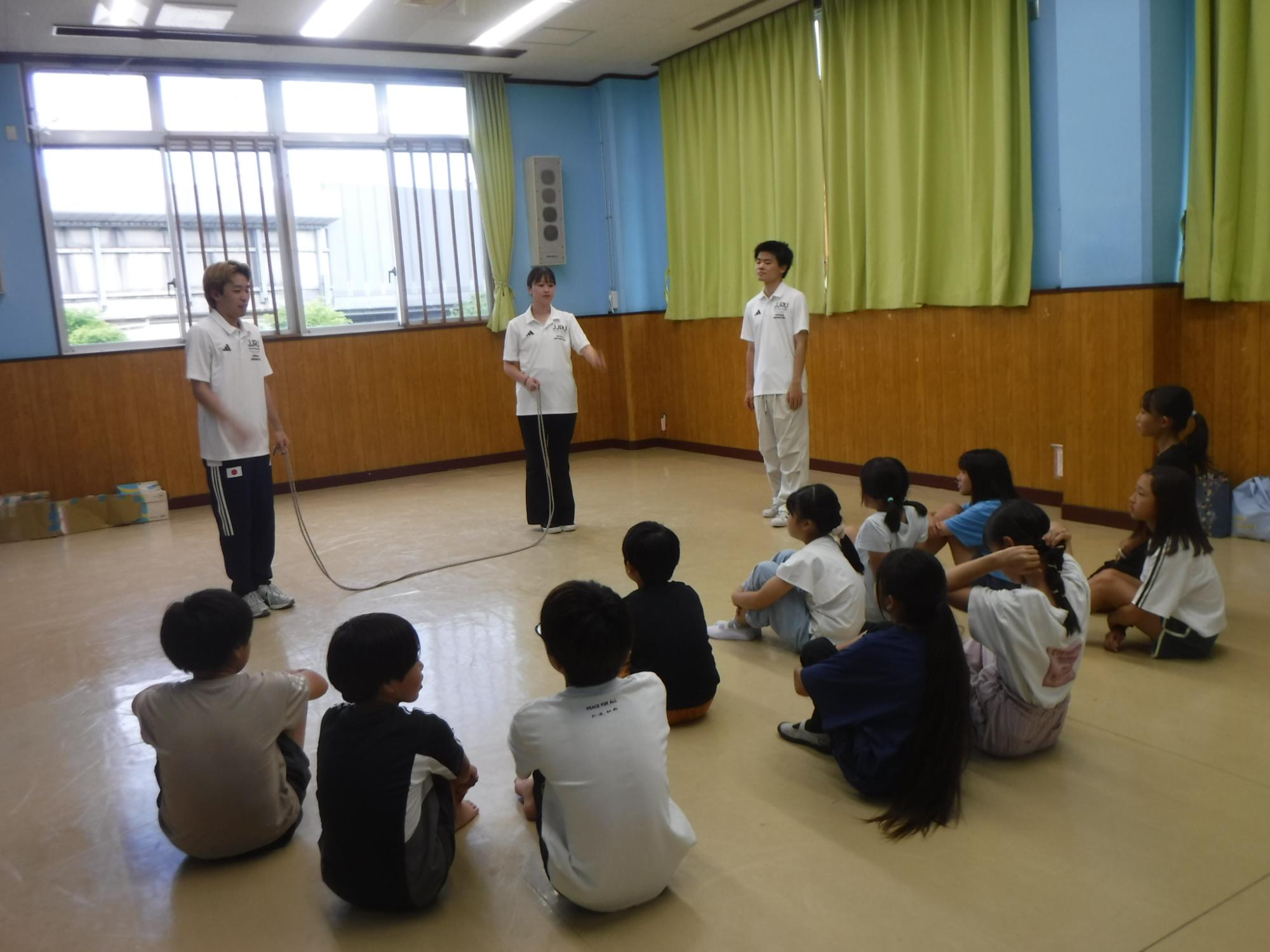 先生の説明に聞き入るこどもたちの写真