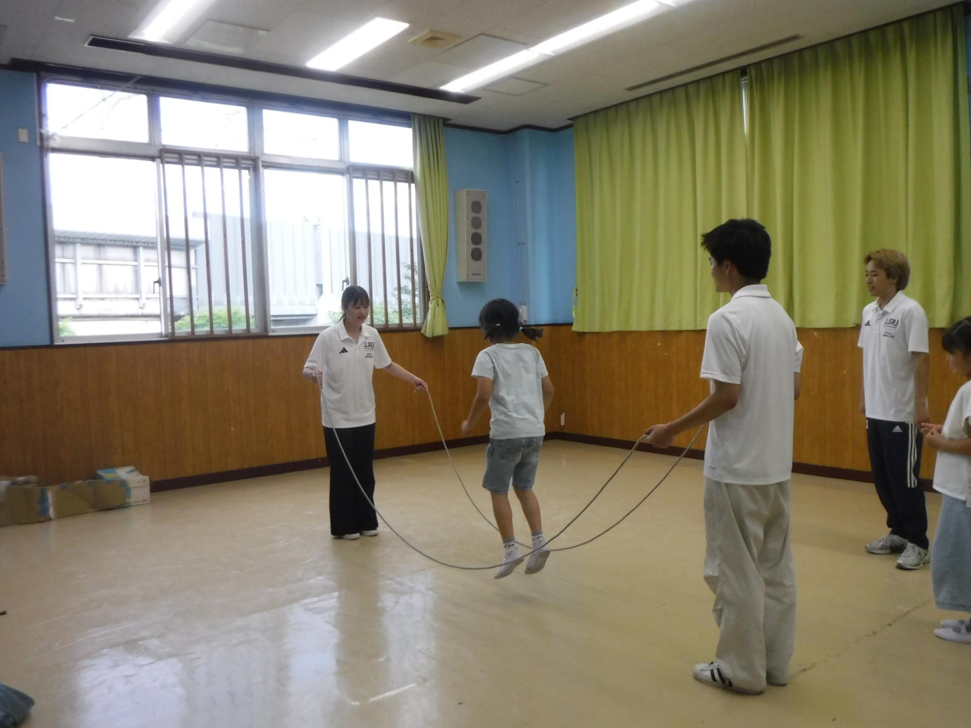 レベル1よりコツを学んでいるこどもの写真
