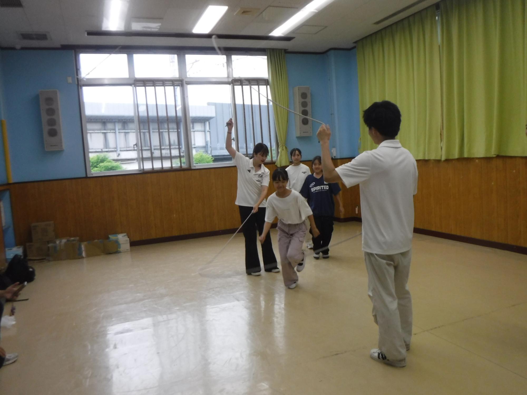 タイミングをはかりながら縄に入る様子の写真