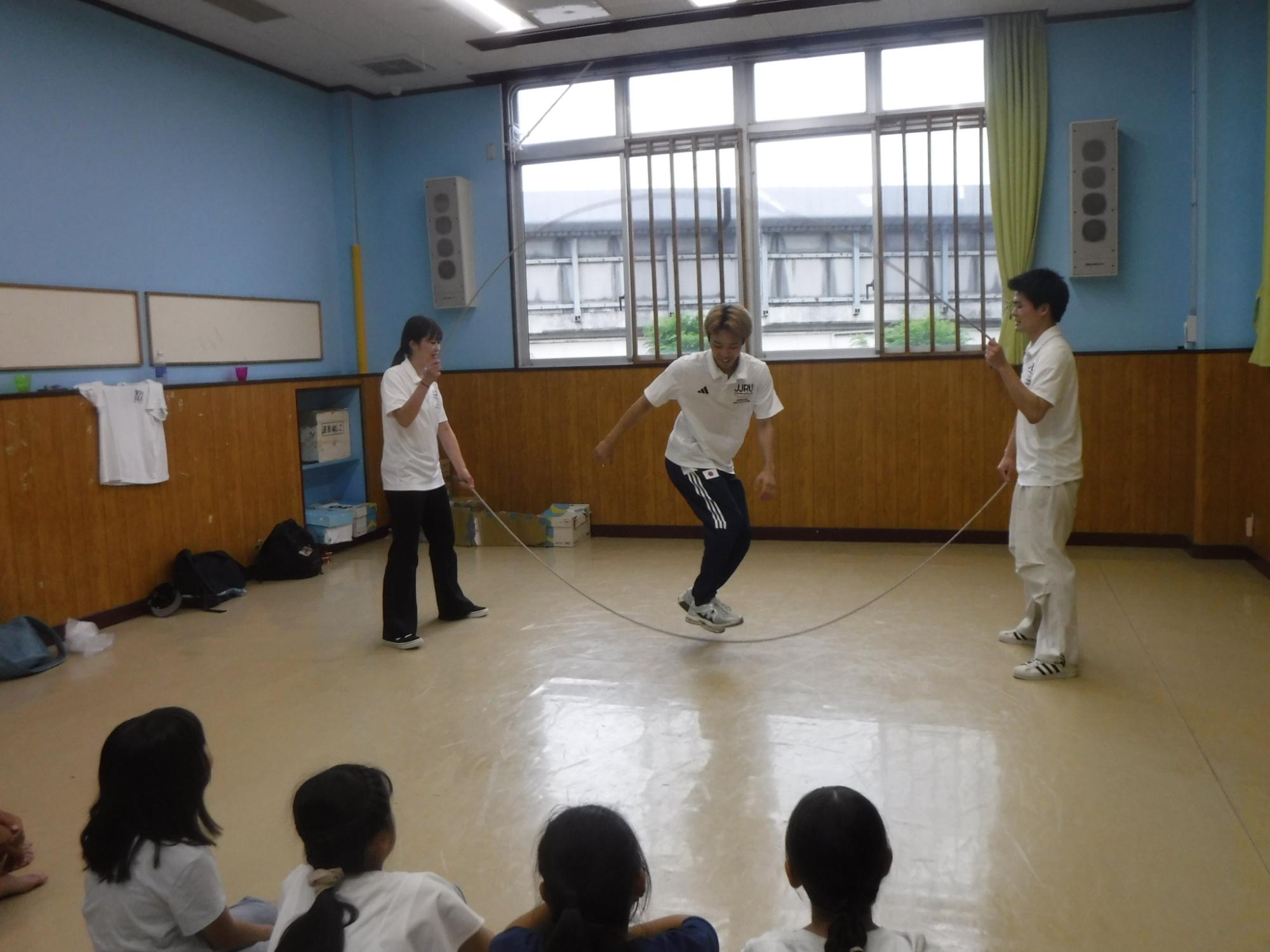 ダンスなわという技を披露している様子の写真