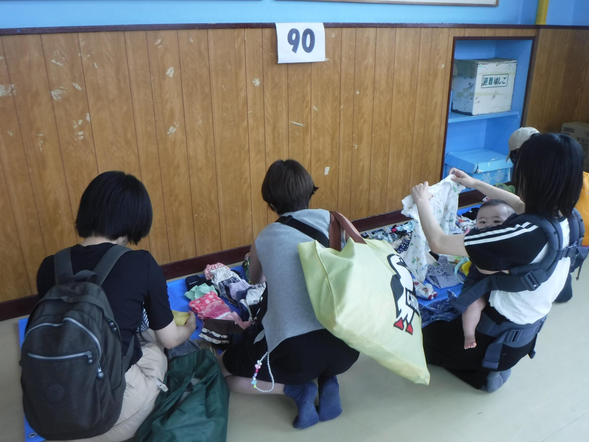 服を選んでいる様子