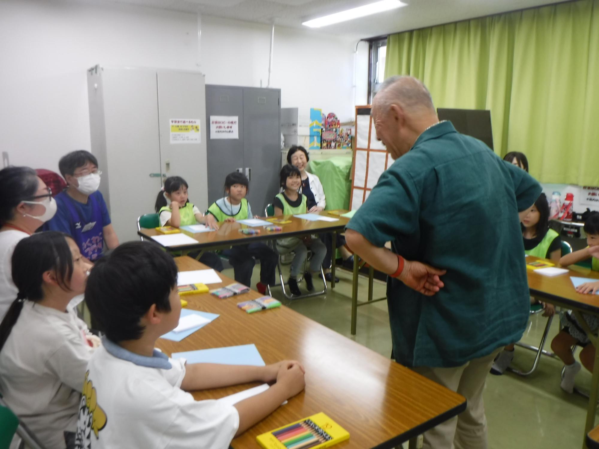 小山先生の話しを楽しく聞いているみんなの写真