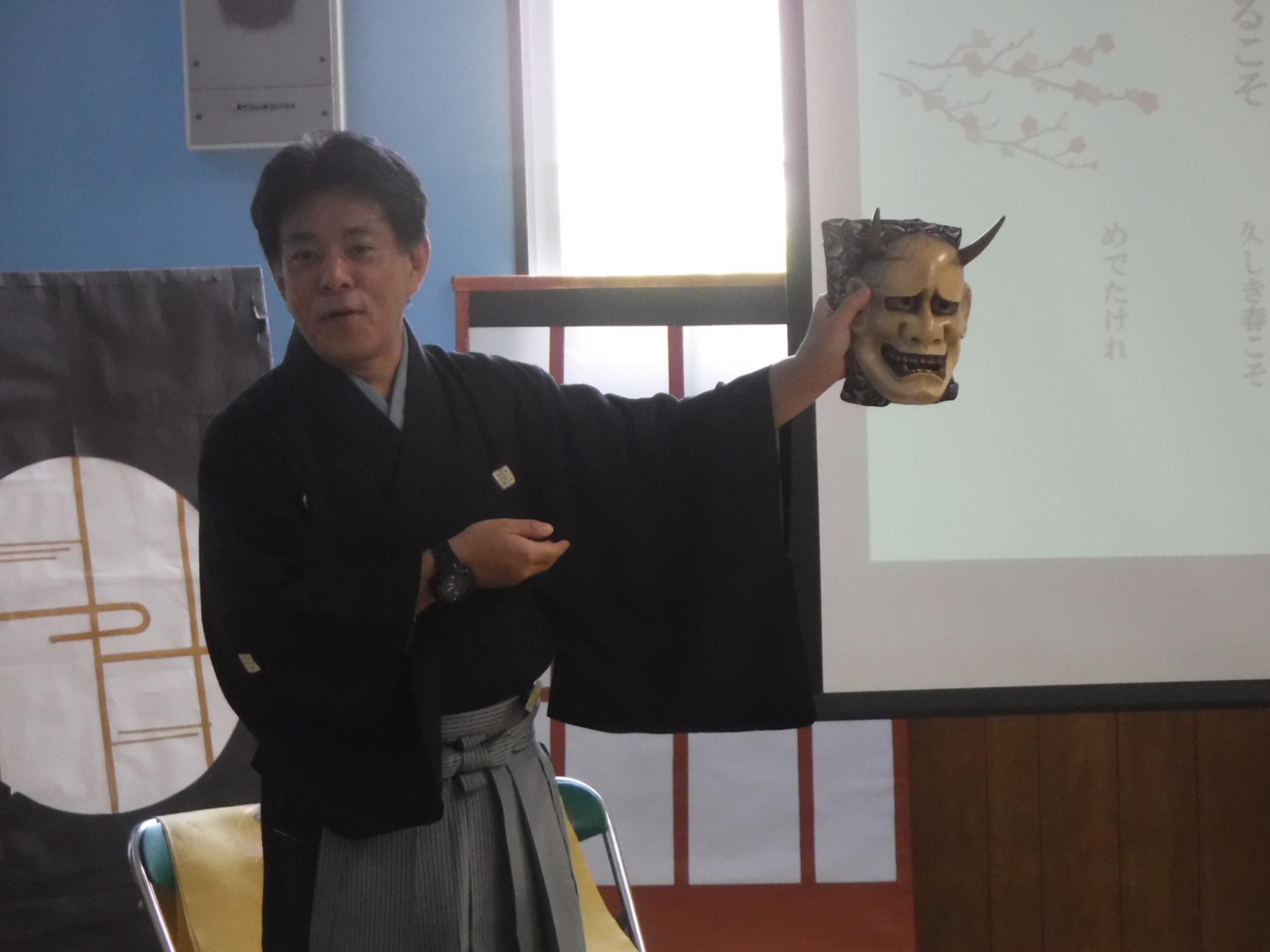 はんにゃのお面の説明をしている写真