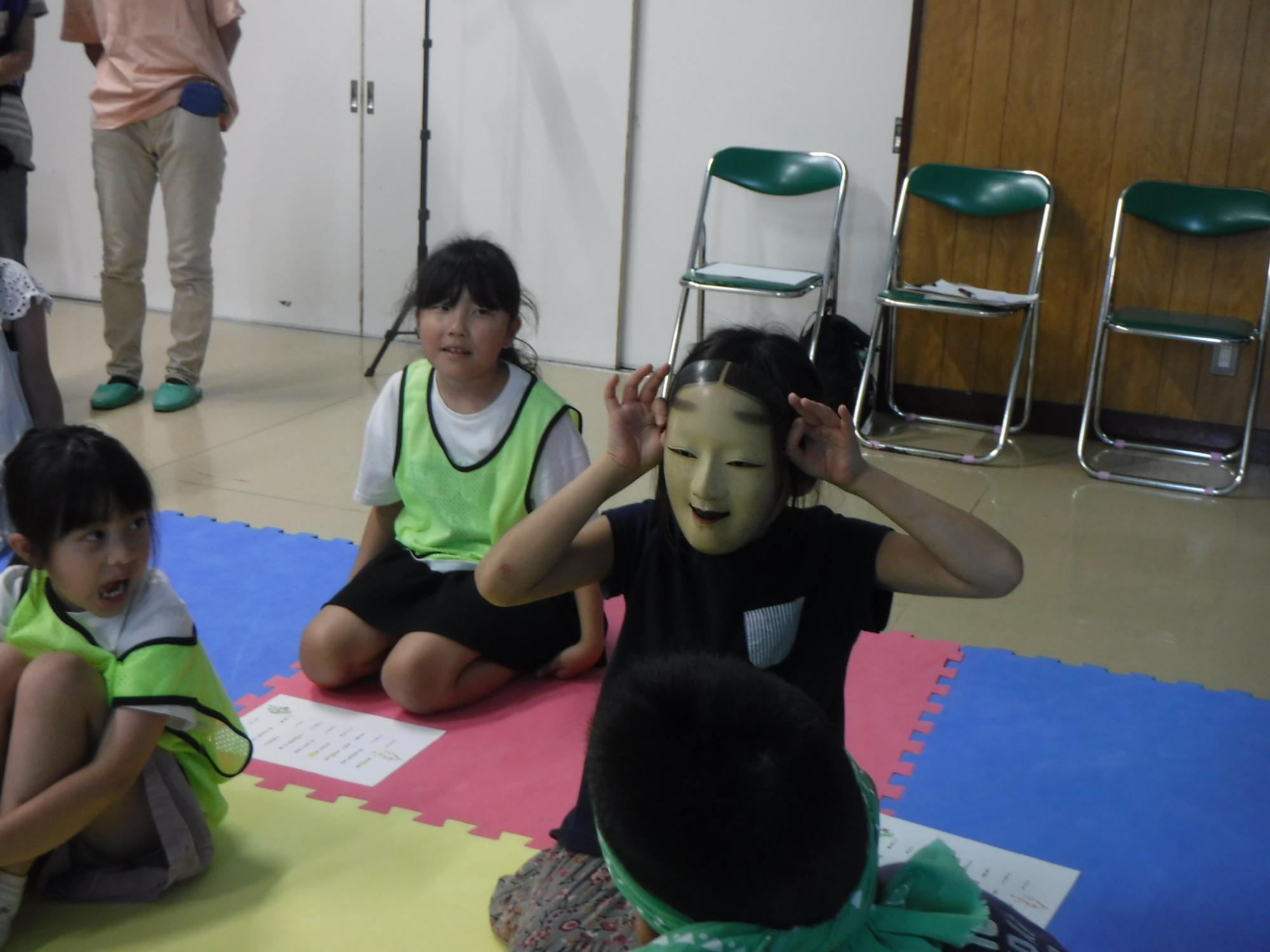 能面をかぶっている写真その2