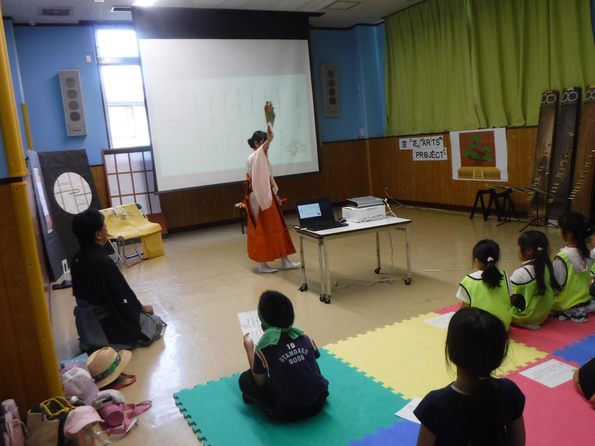 うたに合わせて舞っている女の子の写真