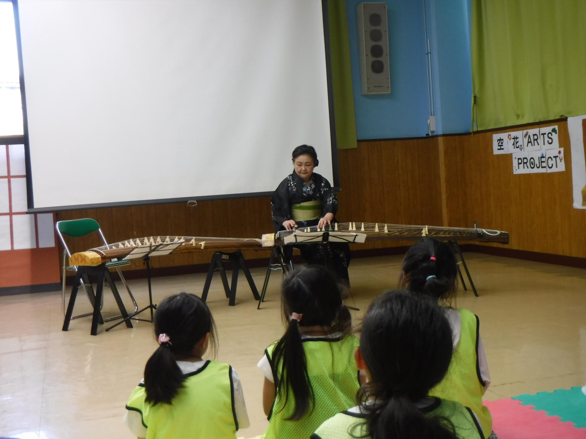 お箏の演奏を聴いている写真