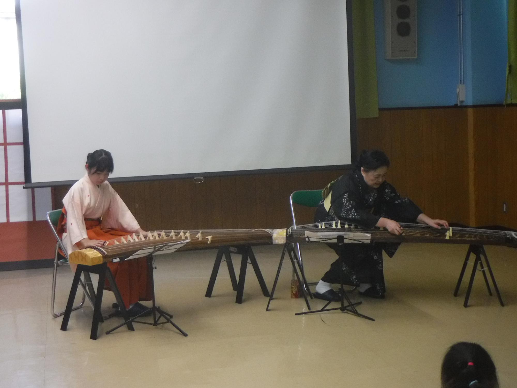 お箏で演奏している様子の写真
