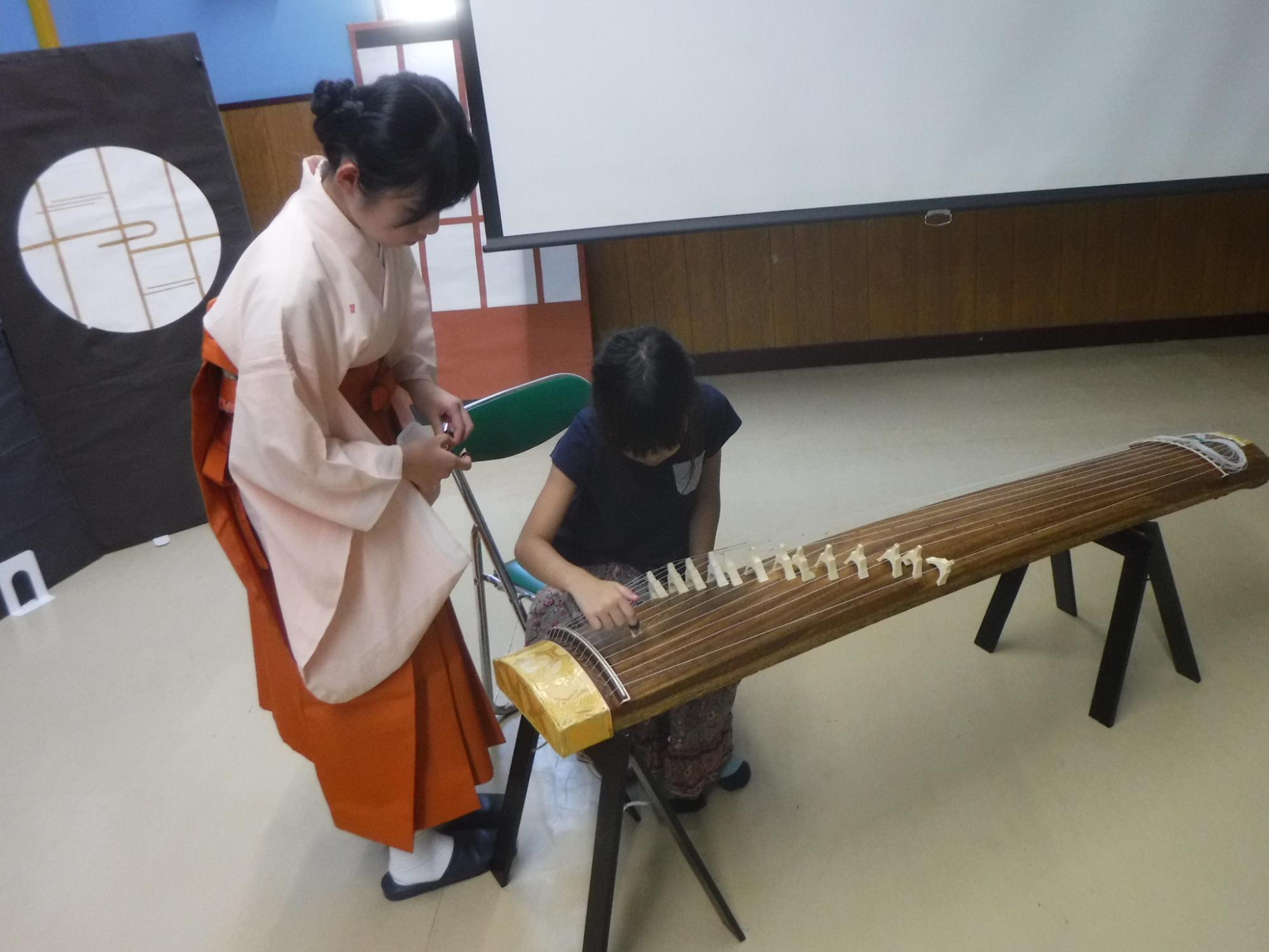 お箏の演奏体験をしている