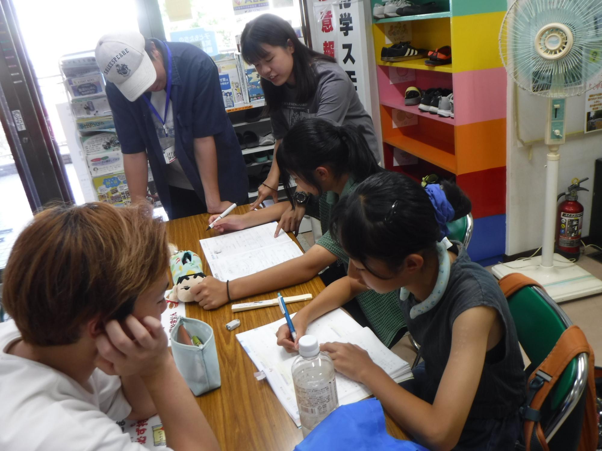 勉強を教わるこどもの写真