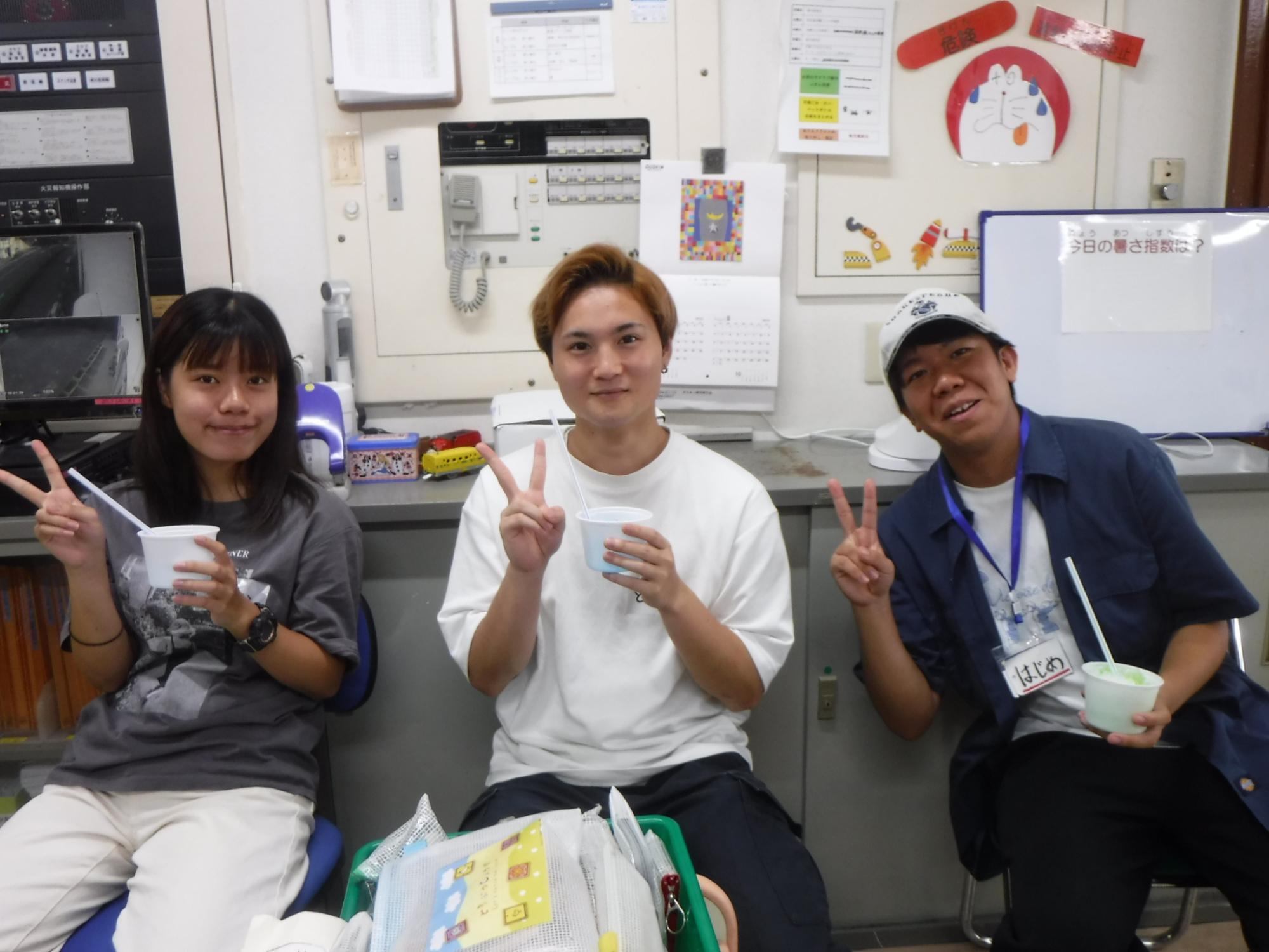 大学生ボランティアの3人とかき氷の写真