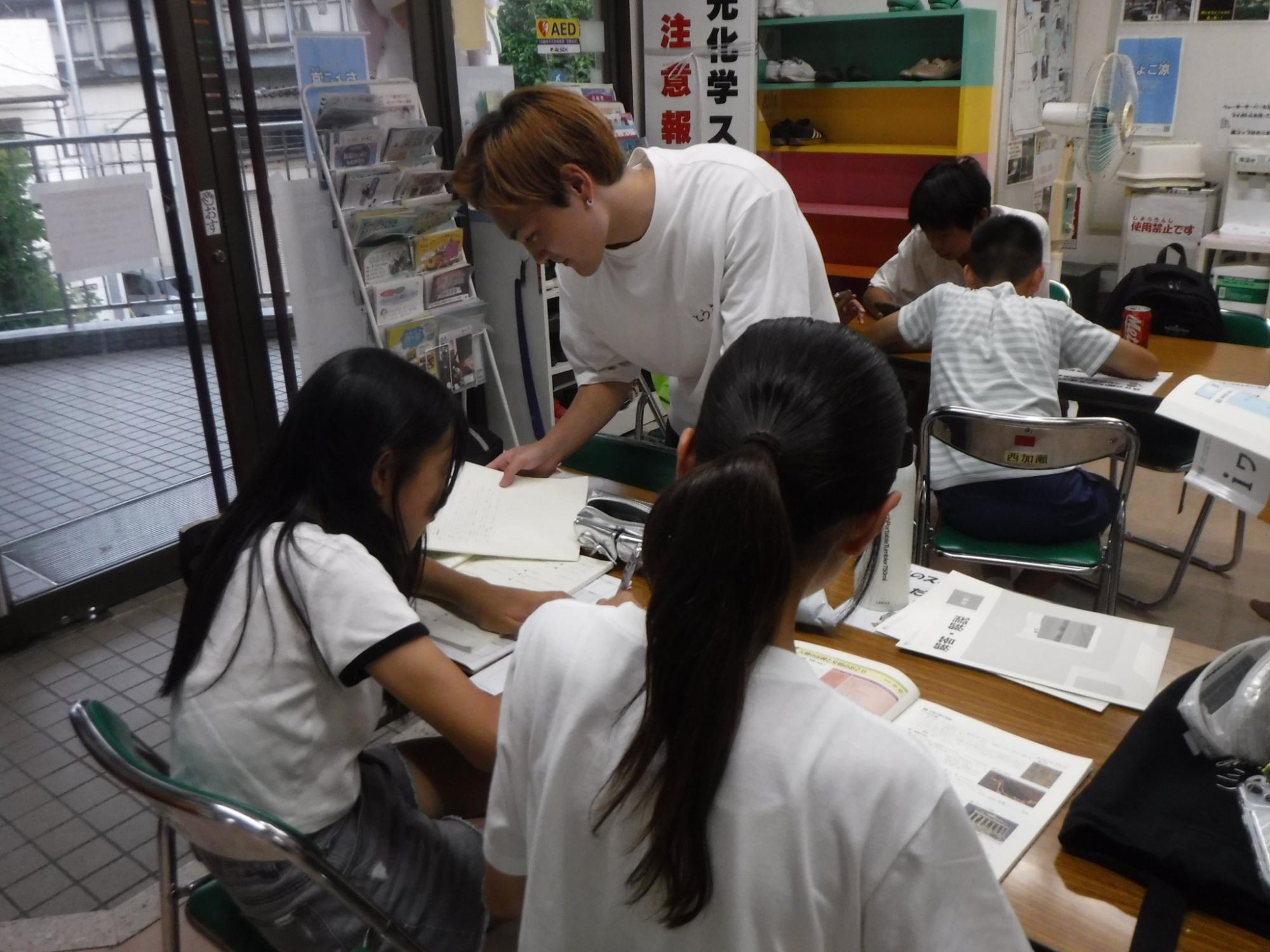 勉強を教わっている様子の写真