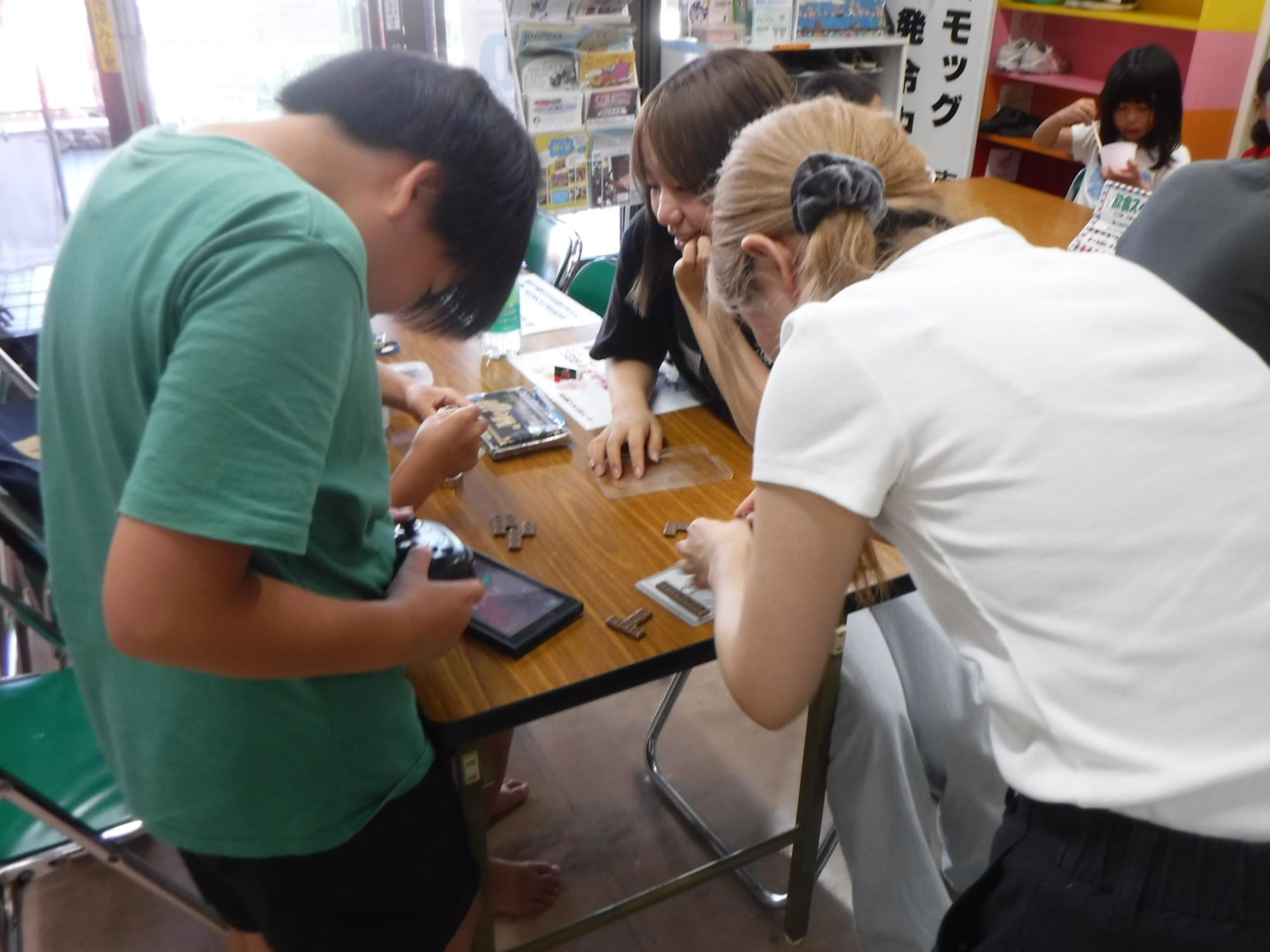 一緒に遊んでいる様子の写真