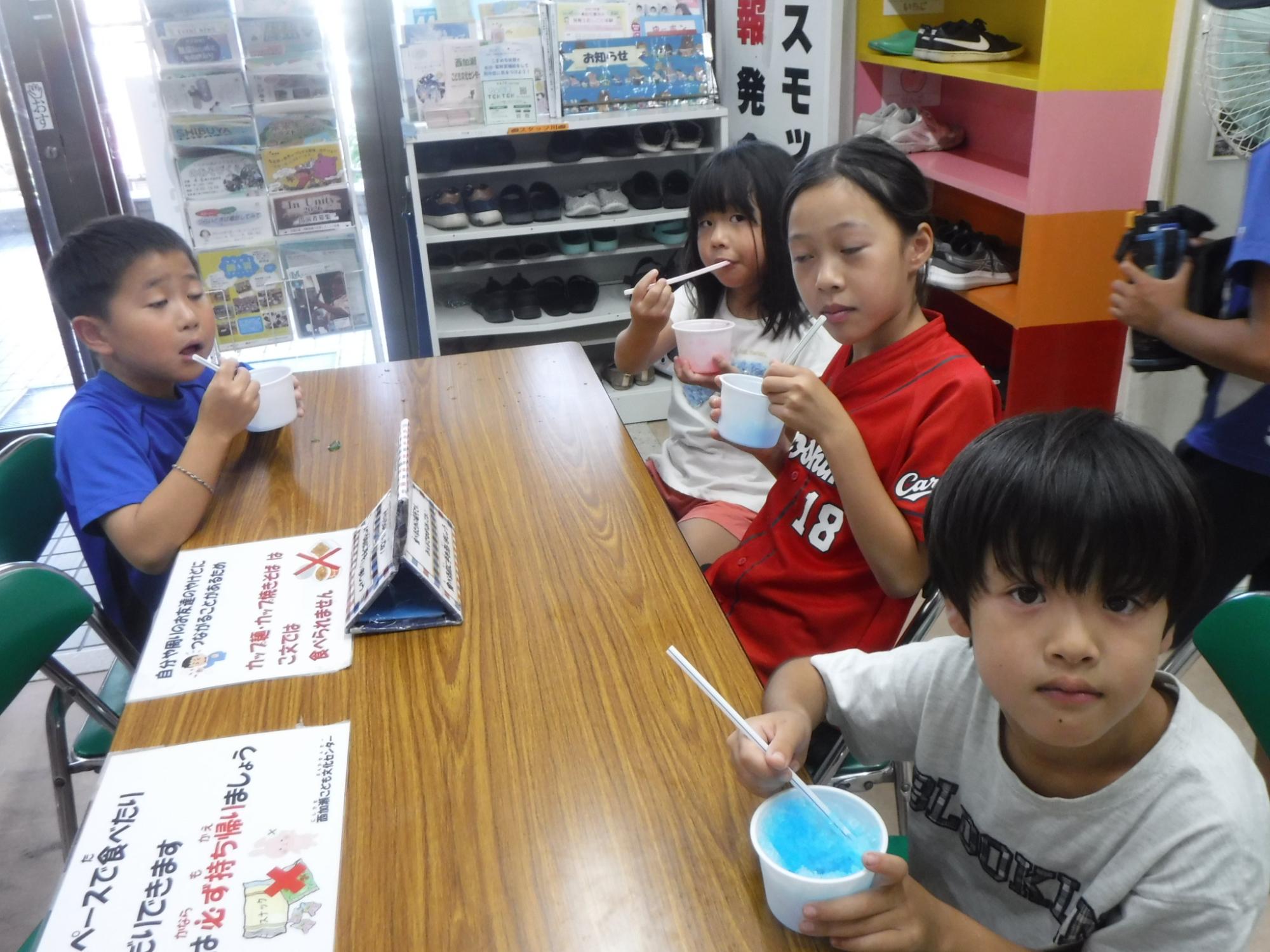 かき氷を食べているこども達の写真