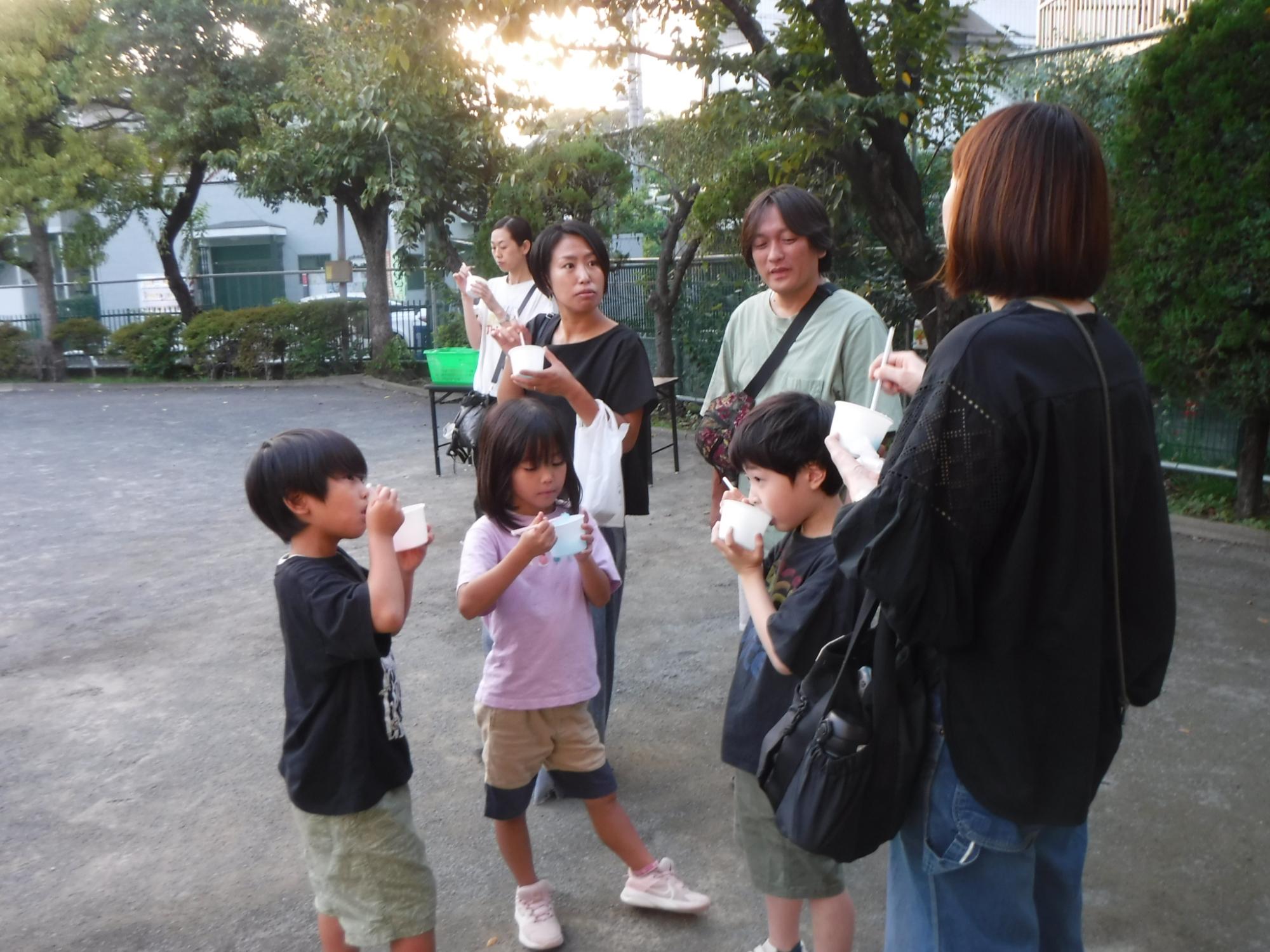かき氷を楽しむ親子の様子