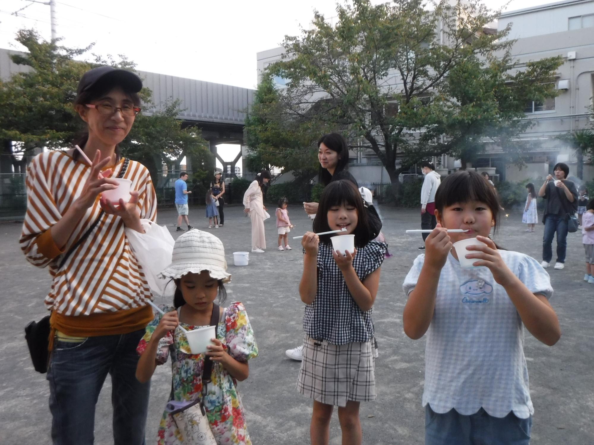 かき氷を食べている様子