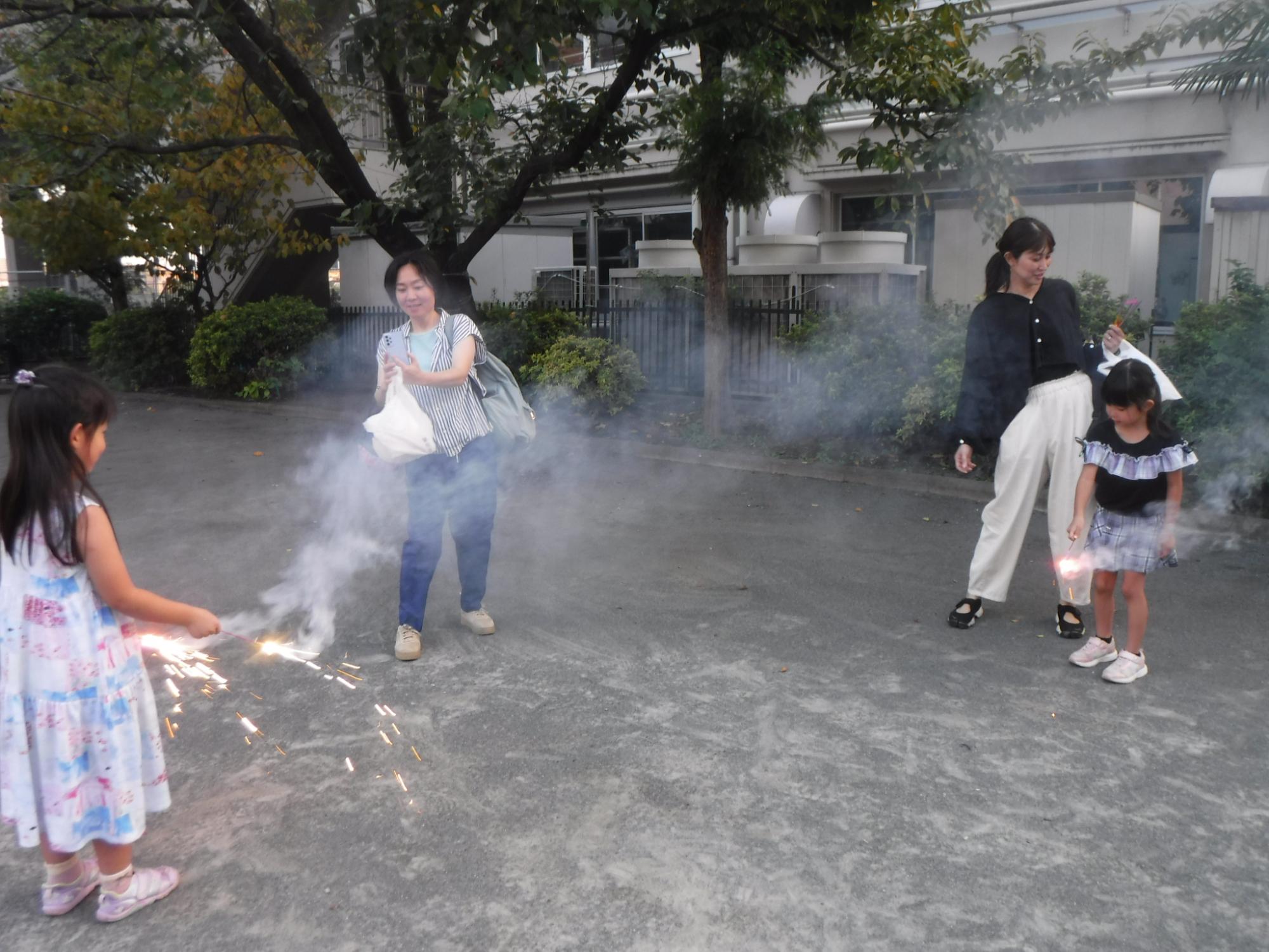 親子グループが花火を楽しむ様子