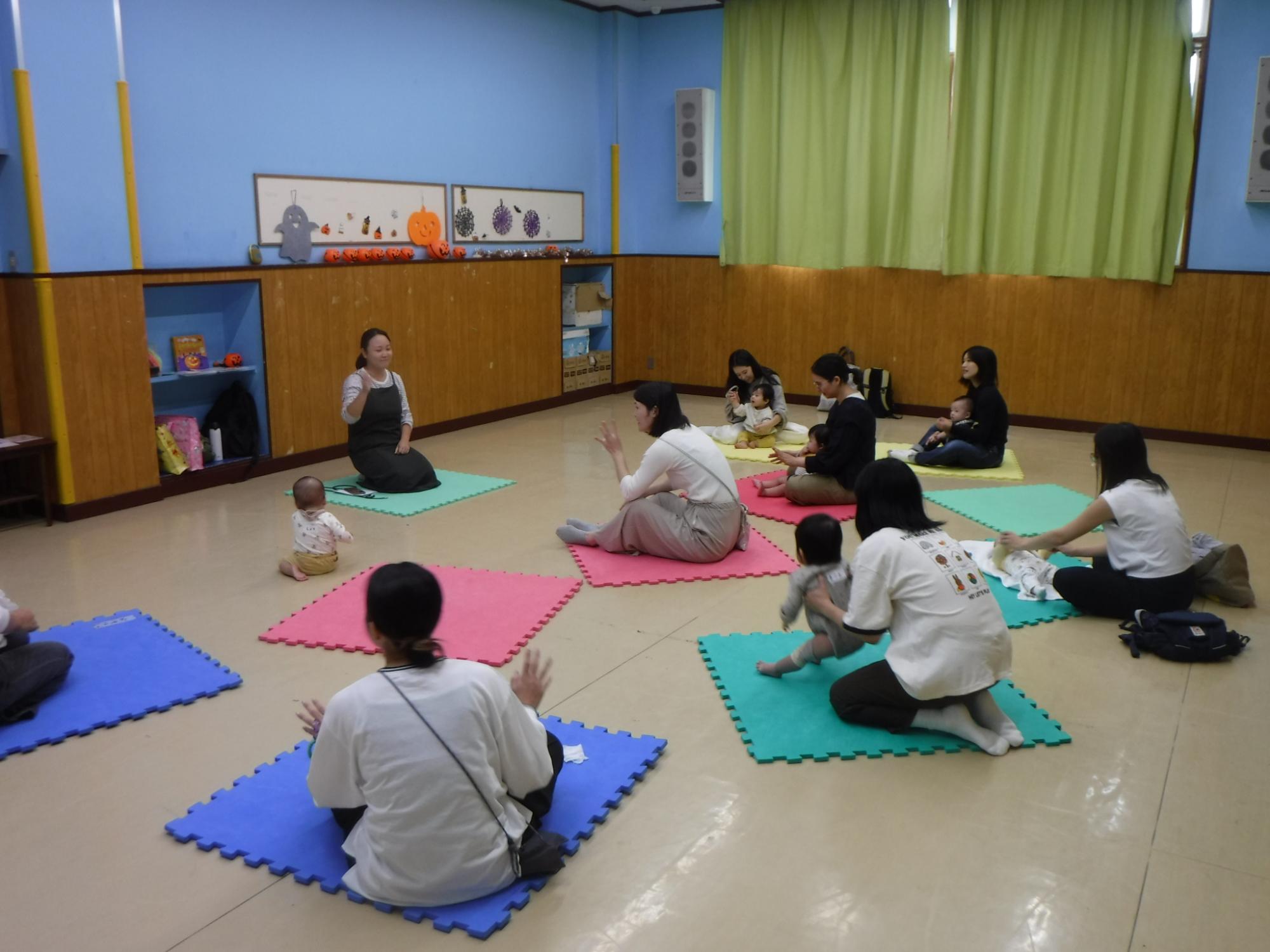 ベビー英語の先生と手遊びする様子