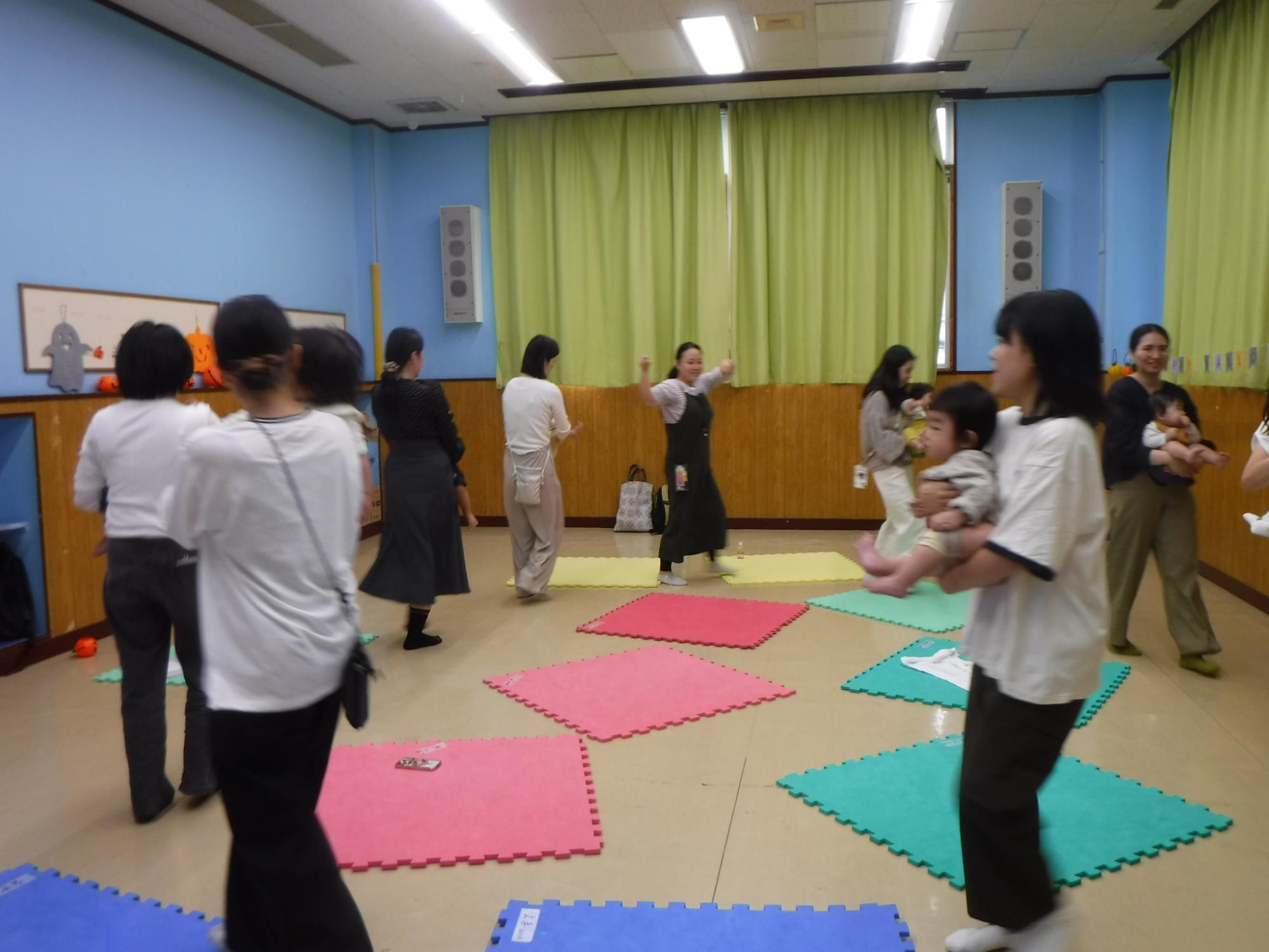 ベビー英語で輪になって楽しむ様子