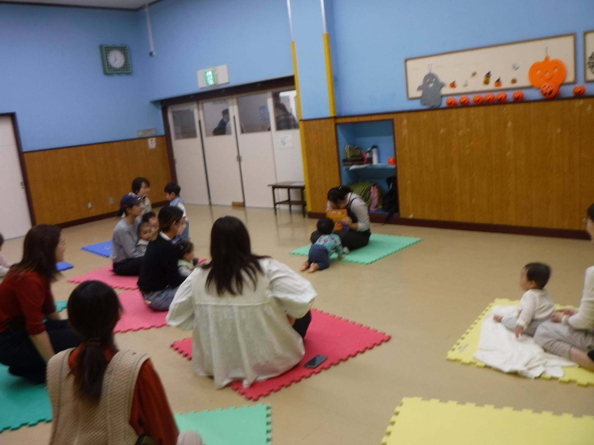 英語のしかけ絵本に興味津々の幼児さんの様子