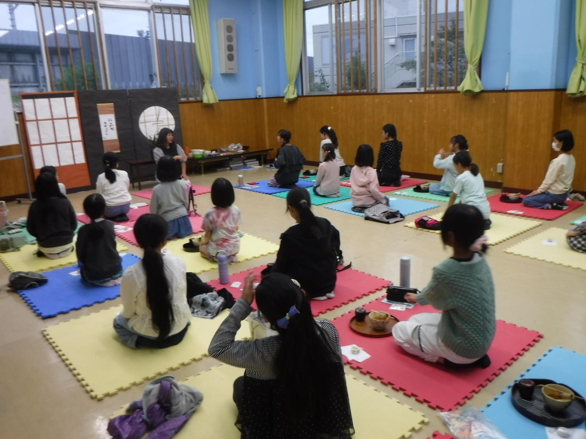 先生のお話を聞いている様子