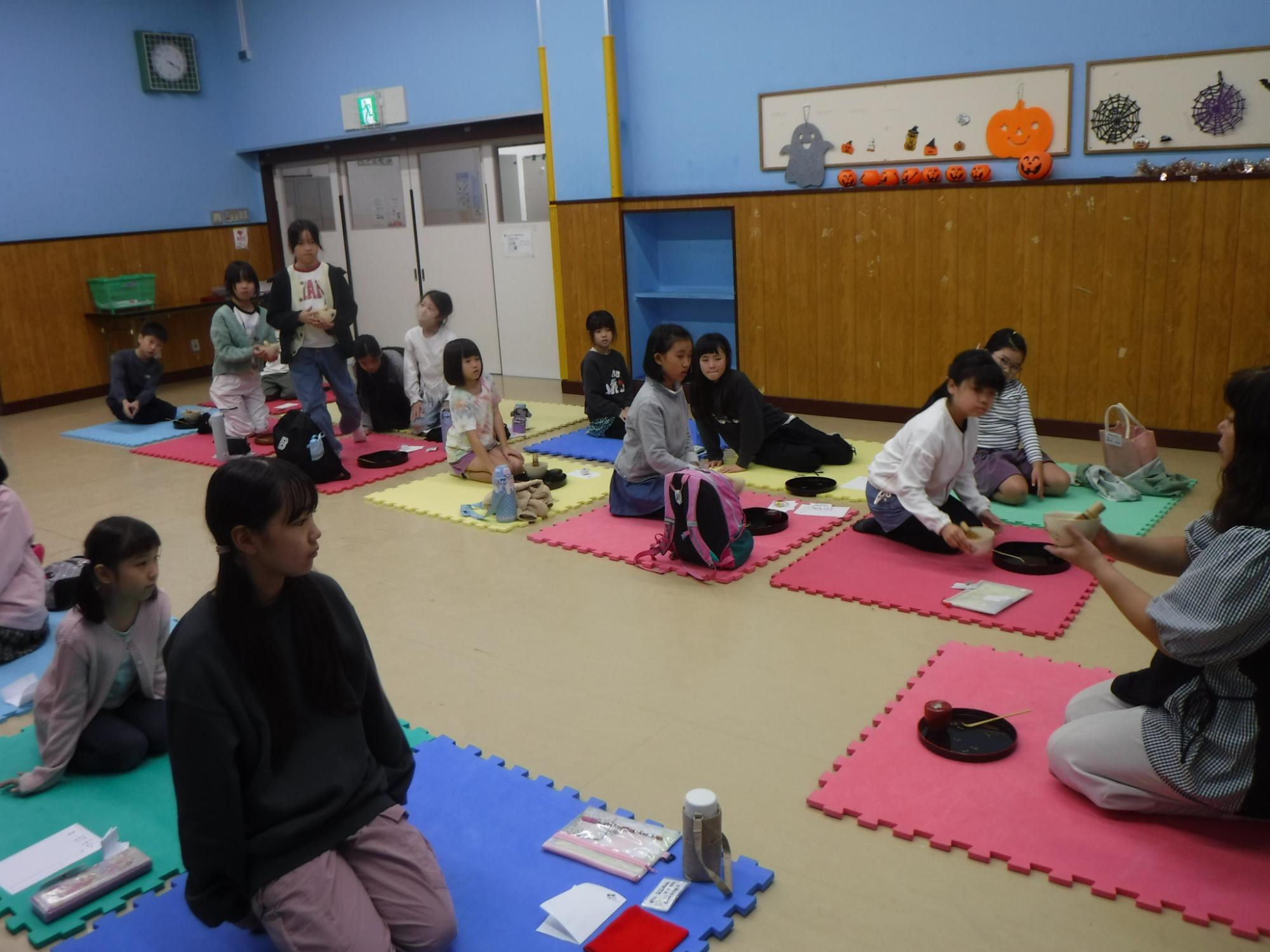 先生の説明を聞いている様子