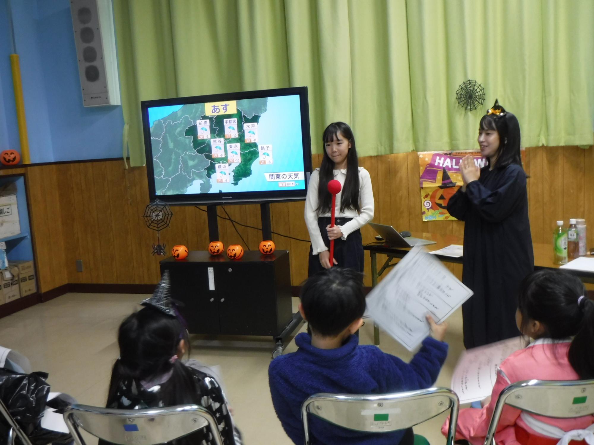 お天気キャスター体験の様子