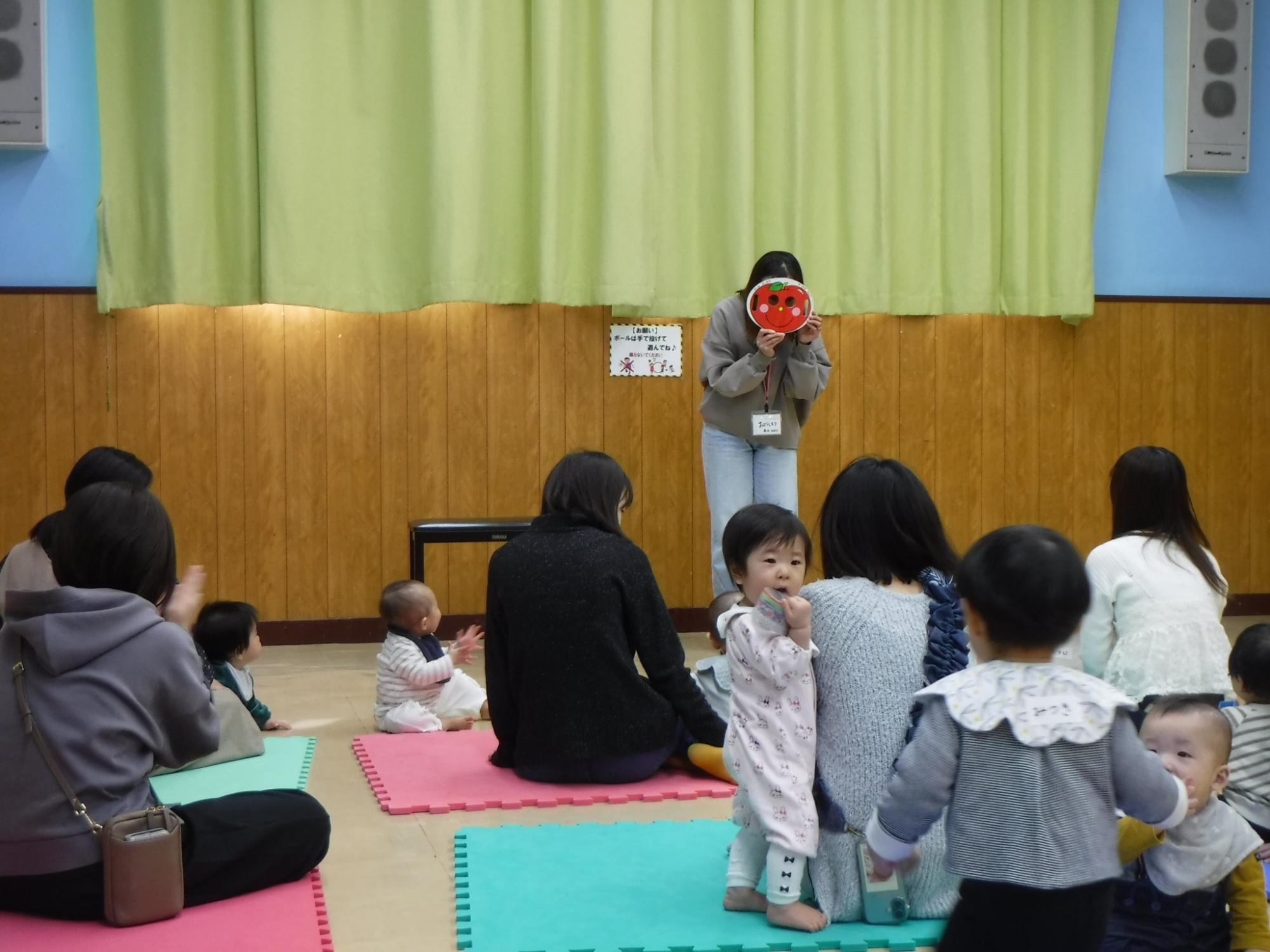 仕掛け絵本でよみきかせをしている様子の写真