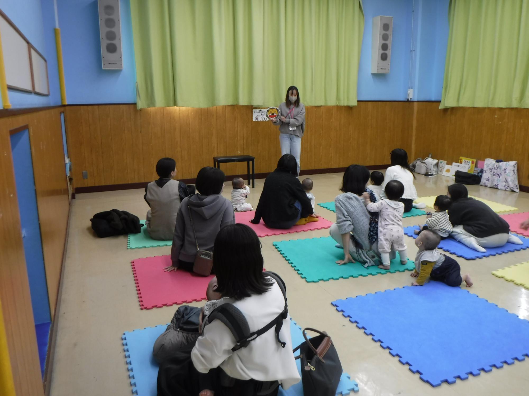 仕掛け絵本でよみきかせをしている様子の写真その2