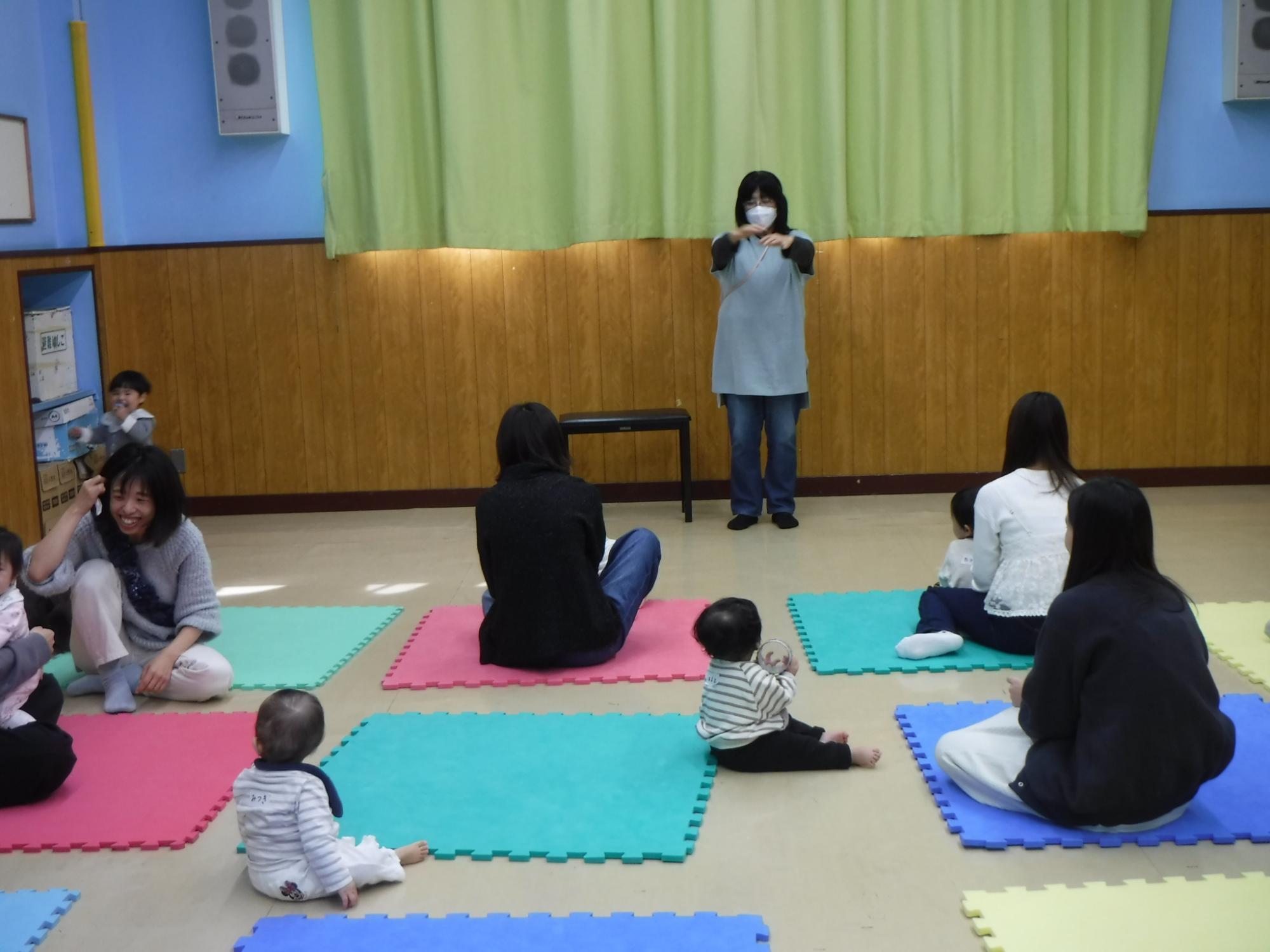 読み聞かせだけではなく、手遊びもしている写真