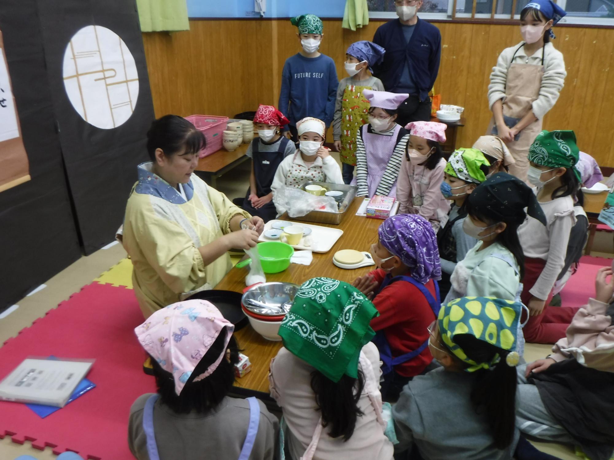 先生の作っているところを見ている様子の写真