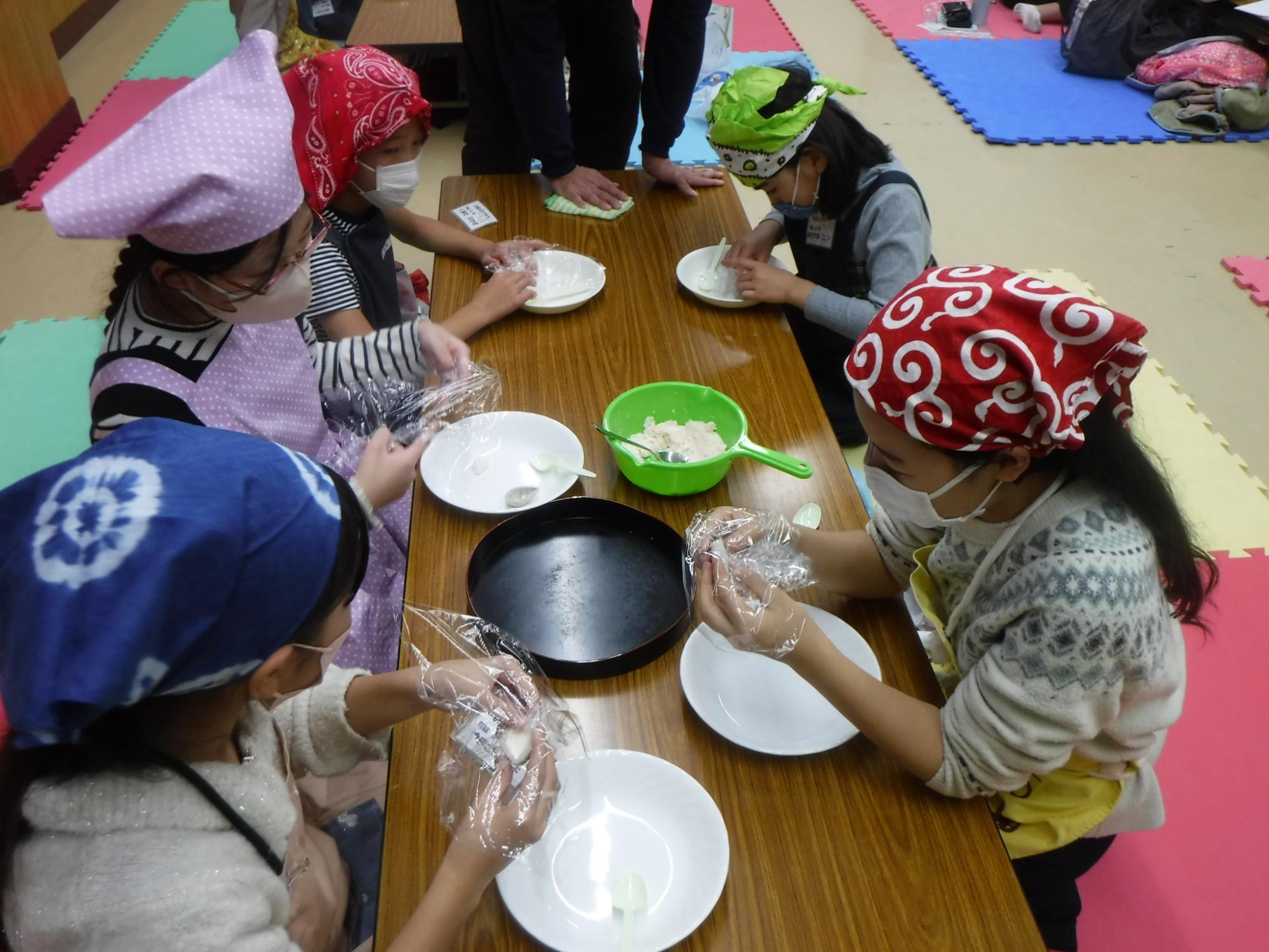 一生懸命、型にはめている様子の写真