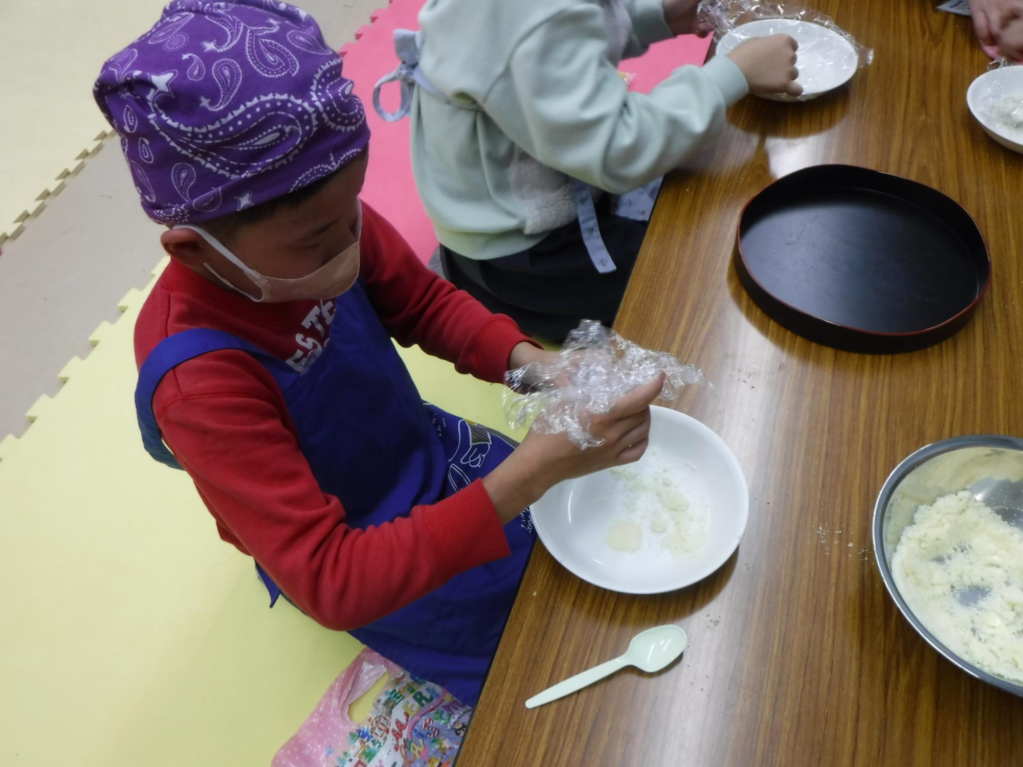 集中してお干菓子を作っている様子の写真